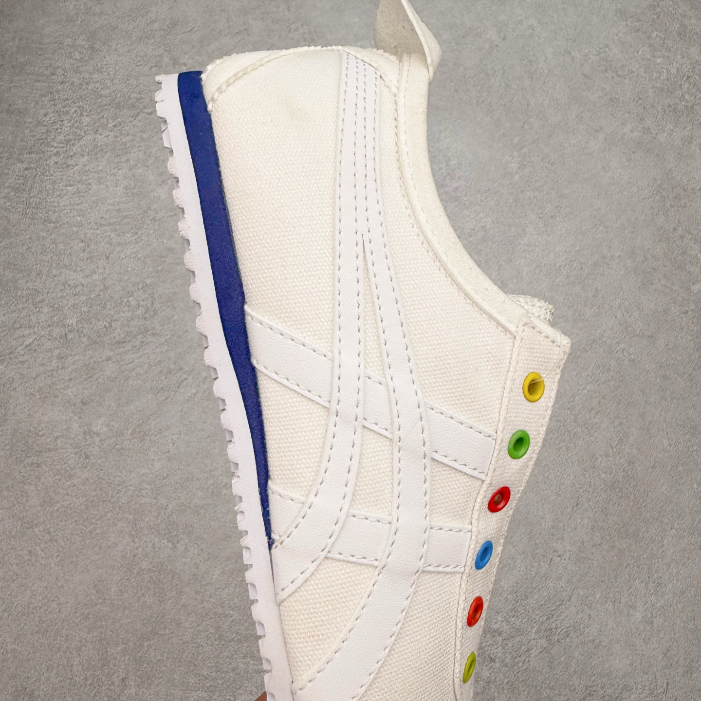 图片[6]-＃C版 Asics Onitsuka Tiger MEXICO 66 亚瑟士鬼冢虎复古经典板鞋 CNY 龙年限定 白红 市场王者选手 海外订单工厂出品 长期生产补货永不断码 超成熟稳定的做工品控 原装全套纸板楦头开发 原汁原味 完美呈现版型 私模正确鞋底咬花纹路 一比一鞋头弧度高度鞋身弧度 绝不口嗨 细节品控鞋型随意秒杀市面 原档咬花纹路私模大底 一个单元有六个三角形 总体形拼接呈现花瓣状 官方四联吊牌 原装Ortholite轻量化鞋垫 原盒原配 质保卡 说明书 钢印防尘纸 纸板中底带钢印 乳胶组合鞋垫 支持全方位的对比专柜 产品从款式颜色造型上体现出追求舒适和细节的完美 鞋类更是推崇手工制作的严谨与完美 融舒适性与可穿性的设计风格 注重细节的完美和别致魅力 既保持稳重 又不失轻松的时尚感 尺码：36 37 37.5 38 39 39.5 40 40.5 41.5 42 42.5 43.5 44 45-选品中心