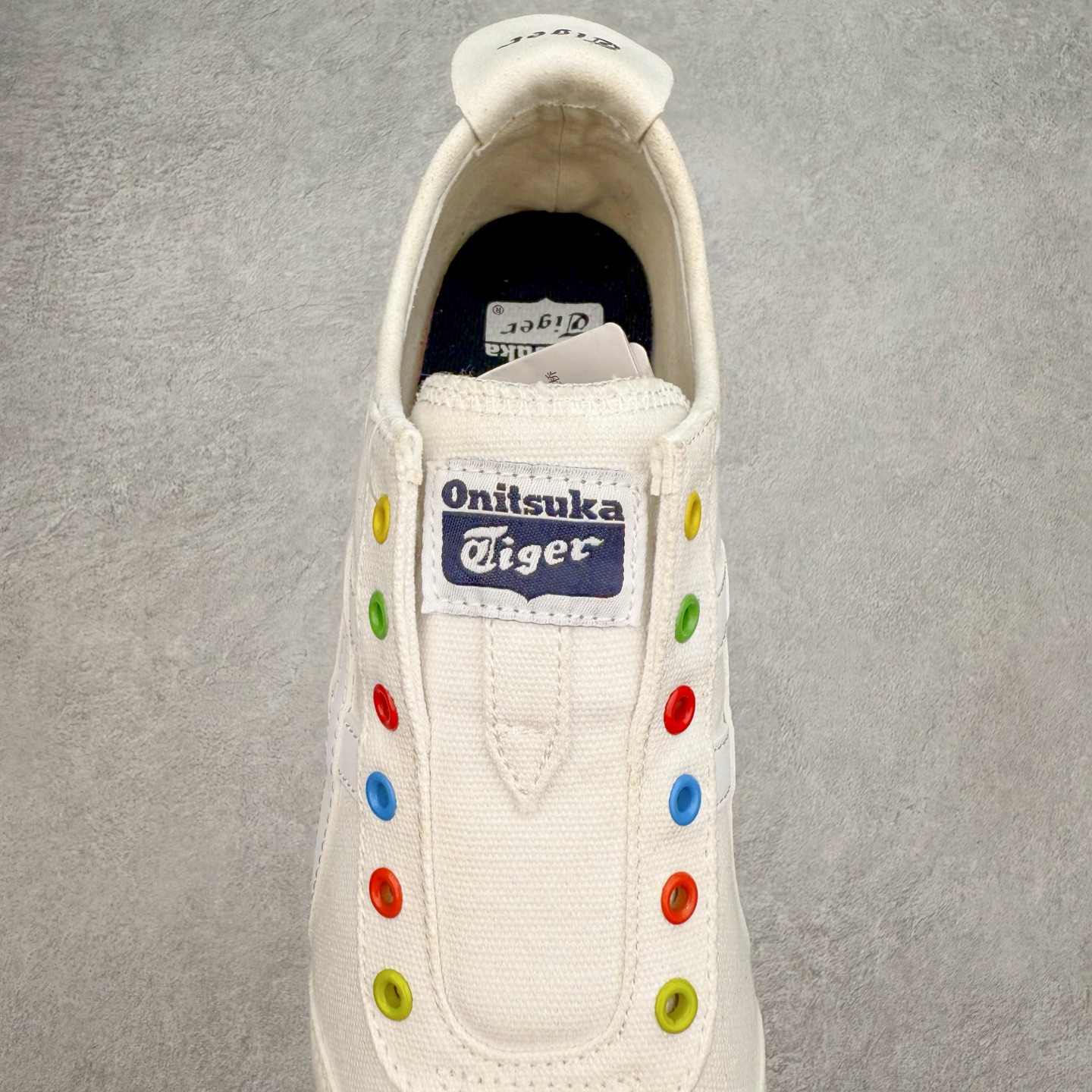 图片[5]-＃C版 Asics Onitsuka Tiger MEXICO 66 亚瑟士鬼冢虎复古经典板鞋 CNY 龙年限定 白红 市场王者选手 海外订单工厂出品 长期生产补货永不断码 超成熟稳定的做工品控 原装全套纸板楦头开发 原汁原味 完美呈现版型 私模正确鞋底咬花纹路 一比一鞋头弧度高度鞋身弧度 绝不口嗨 细节品控鞋型随意秒杀市面 原档咬花纹路私模大底 一个单元有六个三角形 总体形拼接呈现花瓣状 官方四联吊牌 原装Ortholite轻量化鞋垫 原盒原配 质保卡 说明书 钢印防尘纸 纸板中底带钢印 乳胶组合鞋垫 支持全方位的对比专柜 产品从款式颜色造型上体现出追求舒适和细节的完美 鞋类更是推崇手工制作的严谨与完美 融舒适性与可穿性的设计风格 注重细节的完美和别致魅力 既保持稳重 又不失轻松的时尚感 尺码：36 37 37.5 38 39 39.5 40 40.5 41.5 42 42.5 43.5 44 45-选品中心