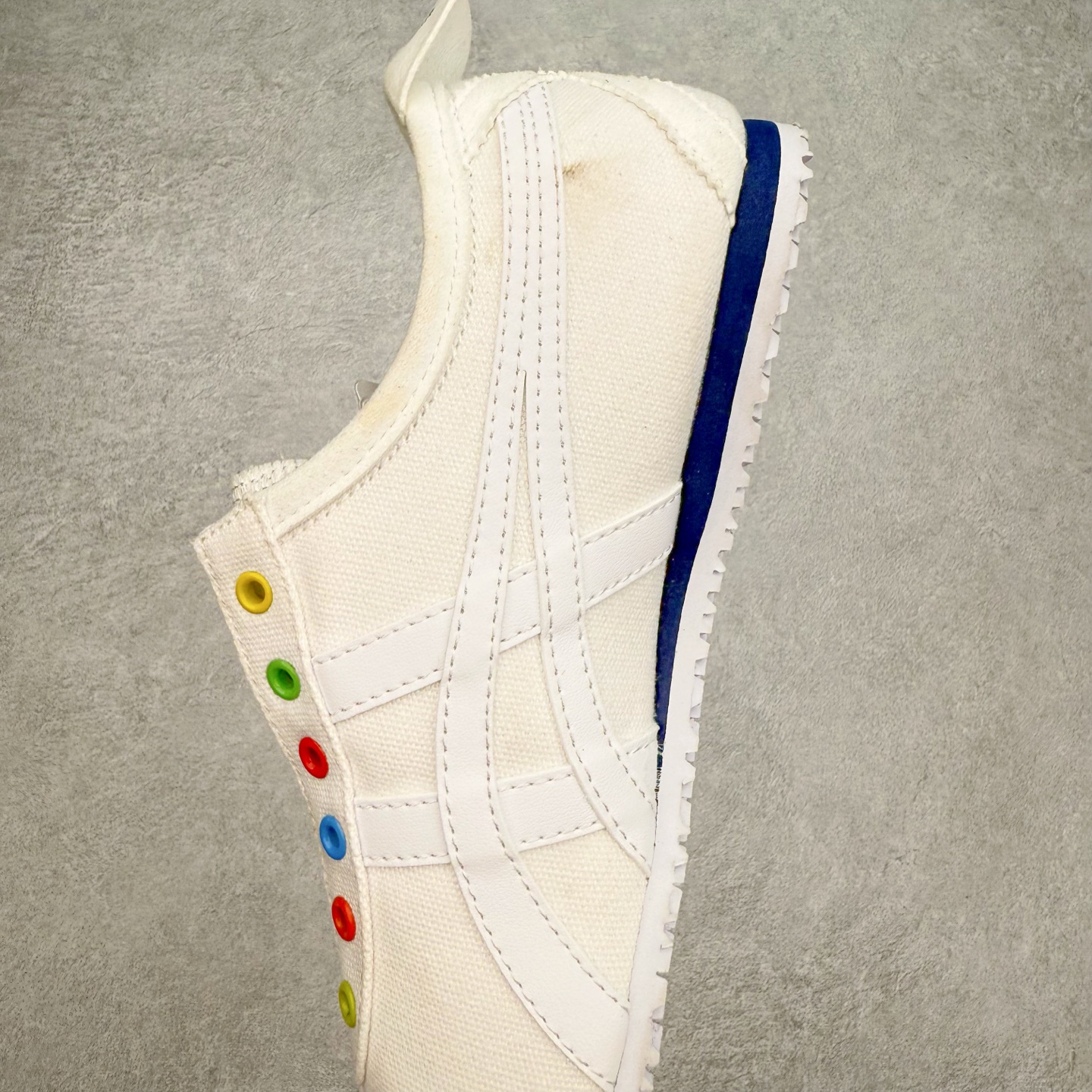 图片[7]-＃C版 Asics Onitsuka Tiger MEXICO 66 亚瑟士鬼冢虎复古经典板鞋 CNY 龙年限定 白红 市场王者选手 海外订单工厂出品 长期生产补货永不断码 超成熟稳定的做工品控 原装全套纸板楦头开发 原汁原味 完美呈现版型 私模正确鞋底咬花纹路 一比一鞋头弧度高度鞋身弧度 绝不口嗨 细节品控鞋型随意秒杀市面 原档咬花纹路私模大底 一个单元有六个三角形 总体形拼接呈现花瓣状 官方四联吊牌 原装Ortholite轻量化鞋垫 原盒原配 质保卡 说明书 钢印防尘纸 纸板中底带钢印 乳胶组合鞋垫 支持全方位的对比专柜 产品从款式颜色造型上体现出追求舒适和细节的完美 鞋类更是推崇手工制作的严谨与完美 融舒适性与可穿性的设计风格 注重细节的完美和别致魅力 既保持稳重 又不失轻松的时尚感 尺码：36 37 37.5 38 39 39.5 40 40.5 41.5 42 42.5 43.5 44 45-选品中心