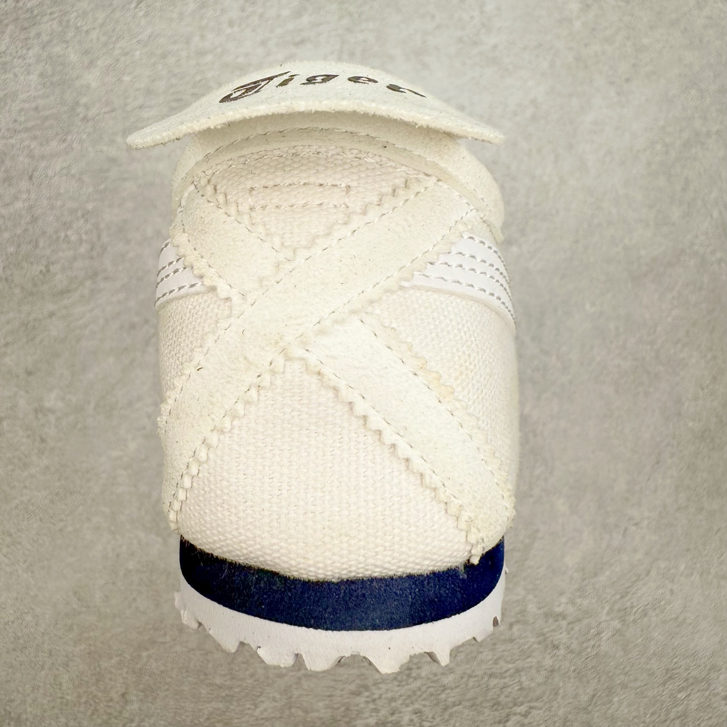 图片[8]-＃C版 Asics Onitsuka Tiger MEXICO 66 亚瑟士鬼冢虎复古经典板鞋 CNY 龙年限定 白红 市场王者选手 海外订单工厂出品 长期生产补货永不断码 超成熟稳定的做工品控 原装全套纸板楦头开发 原汁原味 完美呈现版型 私模正确鞋底咬花纹路 一比一鞋头弧度高度鞋身弧度 绝不口嗨 细节品控鞋型随意秒杀市面 原档咬花纹路私模大底 一个单元有六个三角形 总体形拼接呈现花瓣状 官方四联吊牌 原装Ortholite轻量化鞋垫 原盒原配 质保卡 说明书 钢印防尘纸 纸板中底带钢印 乳胶组合鞋垫 支持全方位的对比专柜 产品从款式颜色造型上体现出追求舒适和细节的完美 鞋类更是推崇手工制作的严谨与完美 融舒适性与可穿性的设计风格 注重细节的完美和别致魅力 既保持稳重 又不失轻松的时尚感 尺码：36 37 37.5 38 39 39.5 40 40.5 41.5 42 42.5 43.5 44 45-选品中心