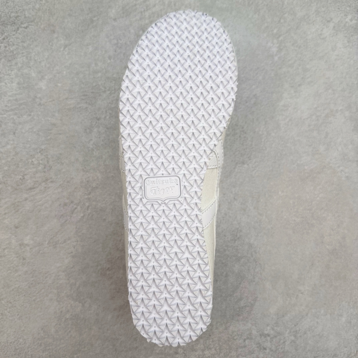 图片[9]-＃C版 Asics Onitsuka Tiger MEXICO 66 亚瑟士鬼冢虎复古经典板鞋 CNY 龙年限定 白红 市场王者选手 海外订单工厂出品 长期生产补货永不断码 超成熟稳定的做工品控 原装全套纸板楦头开发 原汁原味 完美呈现版型 私模正确鞋底咬花纹路 一比一鞋头弧度高度鞋身弧度 绝不口嗨 细节品控鞋型随意秒杀市面 原档咬花纹路私模大底 一个单元有六个三角形 总体形拼接呈现花瓣状 官方四联吊牌 原装Ortholite轻量化鞋垫 原盒原配 质保卡 说明书 钢印防尘纸 纸板中底带钢印 乳胶组合鞋垫 支持全方位的对比专柜 产品从款式颜色造型上体现出追求舒适和细节的完美 鞋类更是推崇手工制作的严谨与完美 融舒适性与可穿性的设计风格 注重细节的完美和别致魅力 既保持稳重 又不失轻松的时尚感 尺码：36 37 37.5 38 39 39.5 40 40.5 41.5 42 42.5 43.5 44 45-选品中心