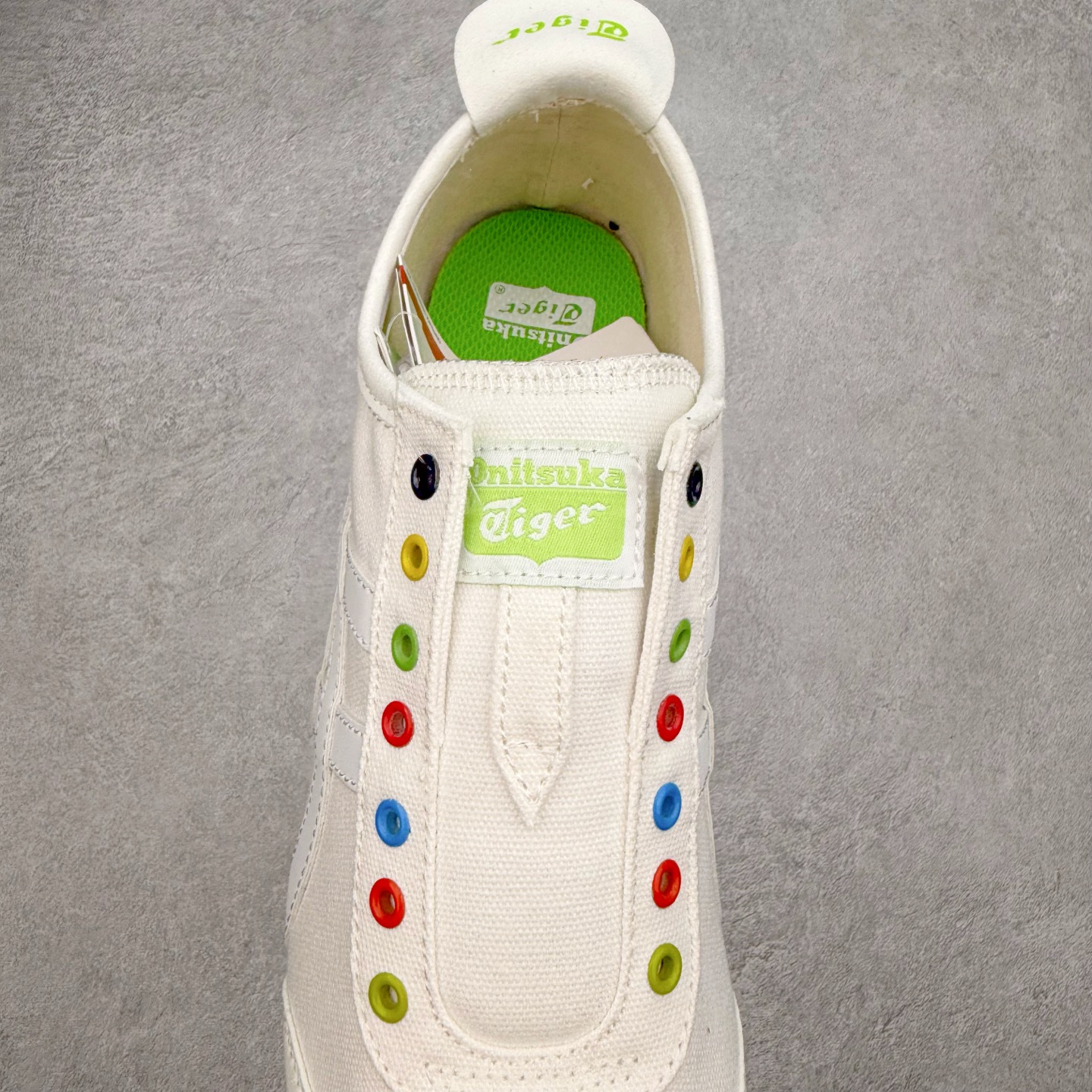 图片[5]-＃C版 Asics Onitsuka Tiger MEXICO 66 亚瑟士鬼冢虎复古经典板鞋 CNY 龙年限定 白红 市场王者选手 海外订单工厂出品 长期生产补货永不断码 超成熟稳定的做工品控 原装全套纸板楦头开发 原汁原味 完美呈现版型 私模正确鞋底咬花纹路 一比一鞋头弧度高度鞋身弧度 绝不口嗨 细节品控鞋型随意秒杀市面 原档咬花纹路私模大底 一个单元有六个三角形 总体形拼接呈现花瓣状 官方四联吊牌 原装Ortholite轻量化鞋垫 原盒原配 质保卡 说明书 钢印防尘纸 纸板中底带钢印 乳胶组合鞋垫 支持全方位的对比专柜 产品从款式颜色造型上体现出追求舒适和细节的完美 鞋类更是推崇手工制作的严谨与完美 融舒适性与可穿性的设计风格 注重细节的完美和别致魅力 既保持稳重 又不失轻松的时尚感 尺码：36 37 37.5 38 39 39.5 40 40.5 41.5 42 42.5 43.5 44 45-选品中心