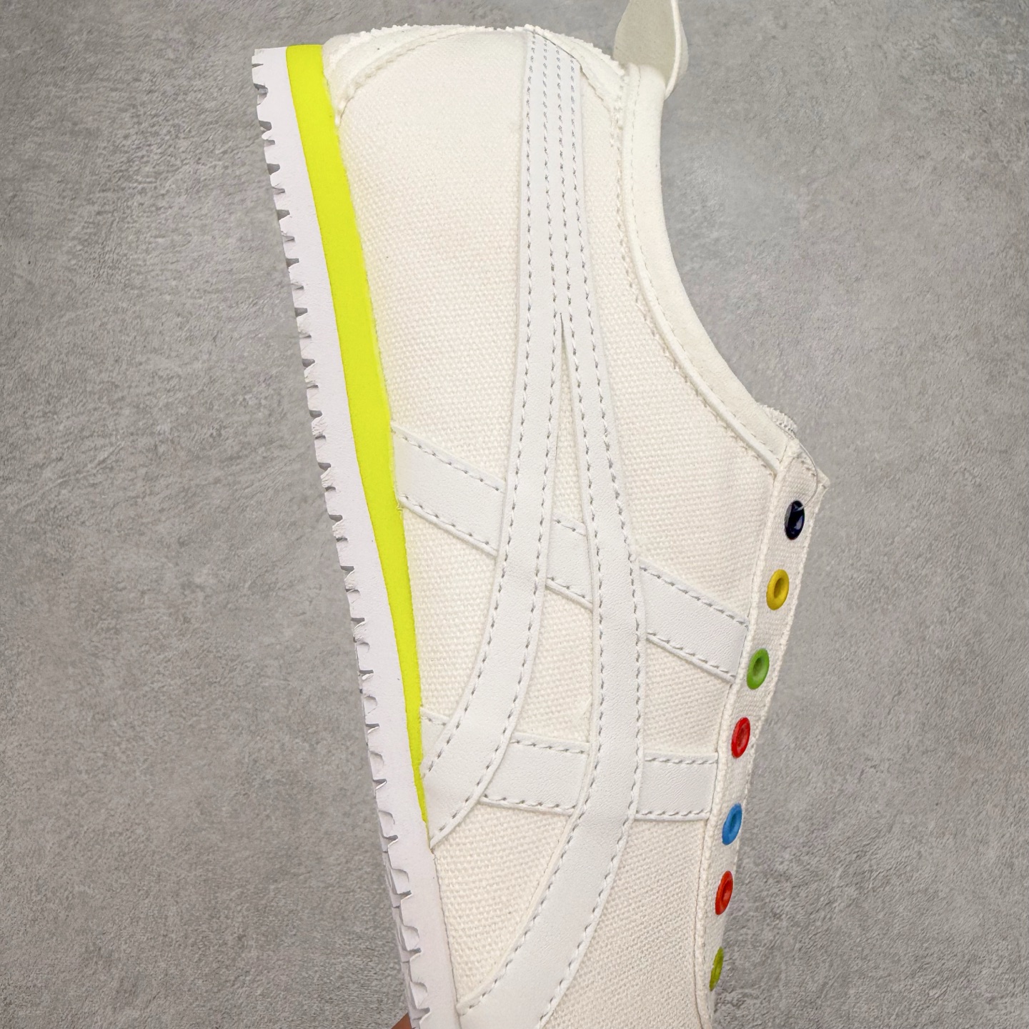 图片[6]-＃C版 Asics Onitsuka Tiger MEXICO 66 亚瑟士鬼冢虎复古经典板鞋 CNY 龙年限定 白红 市场王者选手 海外订单工厂出品 长期生产补货永不断码 超成熟稳定的做工品控 原装全套纸板楦头开发 原汁原味 完美呈现版型 私模正确鞋底咬花纹路 一比一鞋头弧度高度鞋身弧度 绝不口嗨 细节品控鞋型随意秒杀市面 原档咬花纹路私模大底 一个单元有六个三角形 总体形拼接呈现花瓣状 官方四联吊牌 原装Ortholite轻量化鞋垫 原盒原配 质保卡 说明书 钢印防尘纸 纸板中底带钢印 乳胶组合鞋垫 支持全方位的对比专柜 产品从款式颜色造型上体现出追求舒适和细节的完美 鞋类更是推崇手工制作的严谨与完美 融舒适性与可穿性的设计风格 注重细节的完美和别致魅力 既保持稳重 又不失轻松的时尚感 尺码：36 37 37.5 38 39 39.5 40 40.5 41.5 42 42.5 43.5 44 45-选品中心