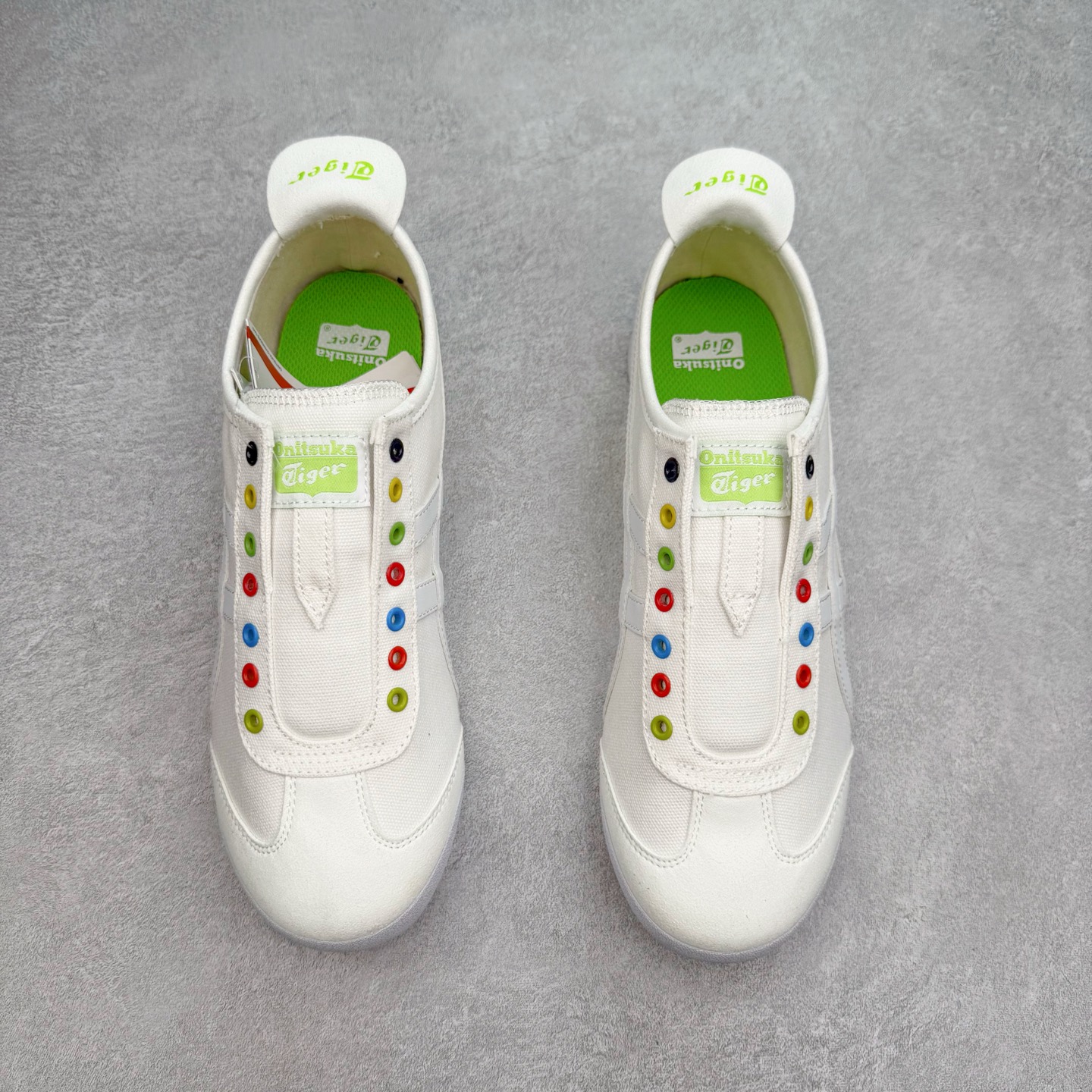 图片[2]-＃C版 Asics Onitsuka Tiger MEXICO 66 亚瑟士鬼冢虎复古经典板鞋 CNY 龙年限定 白红 市场王者选手 海外订单工厂出品 长期生产补货永不断码 超成熟稳定的做工品控 原装全套纸板楦头开发 原汁原味 完美呈现版型 私模正确鞋底咬花纹路 一比一鞋头弧度高度鞋身弧度 绝不口嗨 细节品控鞋型随意秒杀市面 原档咬花纹路私模大底 一个单元有六个三角形 总体形拼接呈现花瓣状 官方四联吊牌 原装Ortholite轻量化鞋垫 原盒原配 质保卡 说明书 钢印防尘纸 纸板中底带钢印 乳胶组合鞋垫 支持全方位的对比专柜 产品从款式颜色造型上体现出追求舒适和细节的完美 鞋类更是推崇手工制作的严谨与完美 融舒适性与可穿性的设计风格 注重细节的完美和别致魅力 既保持稳重 又不失轻松的时尚感 尺码：36 37 37.5 38 39 39.5 40 40.5 41.5 42 42.5 43.5 44 45-选品中心