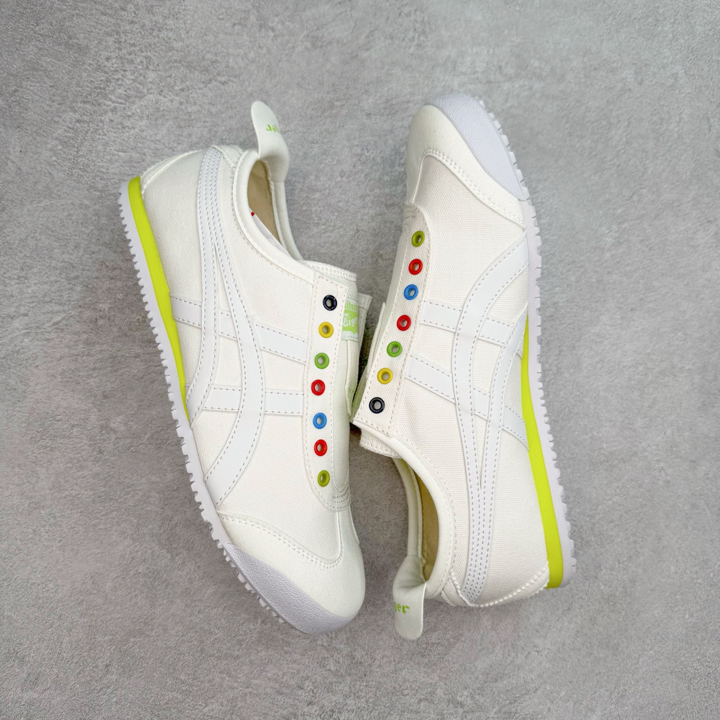 图片[3]-＃C版 Asics Onitsuka Tiger MEXICO 66 亚瑟士鬼冢虎复古经典板鞋 CNY 龙年限定 白红 市场王者选手 海外订单工厂出品 长期生产补货永不断码 超成熟稳定的做工品控 原装全套纸板楦头开发 原汁原味 完美呈现版型 私模正确鞋底咬花纹路 一比一鞋头弧度高度鞋身弧度 绝不口嗨 细节品控鞋型随意秒杀市面 原档咬花纹路私模大底 一个单元有六个三角形 总体形拼接呈现花瓣状 官方四联吊牌 原装Ortholite轻量化鞋垫 原盒原配 质保卡 说明书 钢印防尘纸 纸板中底带钢印 乳胶组合鞋垫 支持全方位的对比专柜 产品从款式颜色造型上体现出追求舒适和细节的完美 鞋类更是推崇手工制作的严谨与完美 融舒适性与可穿性的设计风格 注重细节的完美和别致魅力 既保持稳重 又不失轻松的时尚感 尺码：36 37 37.5 38 39 39.5 40 40.5 41.5 42 42.5 43.5 44 45-选品中心