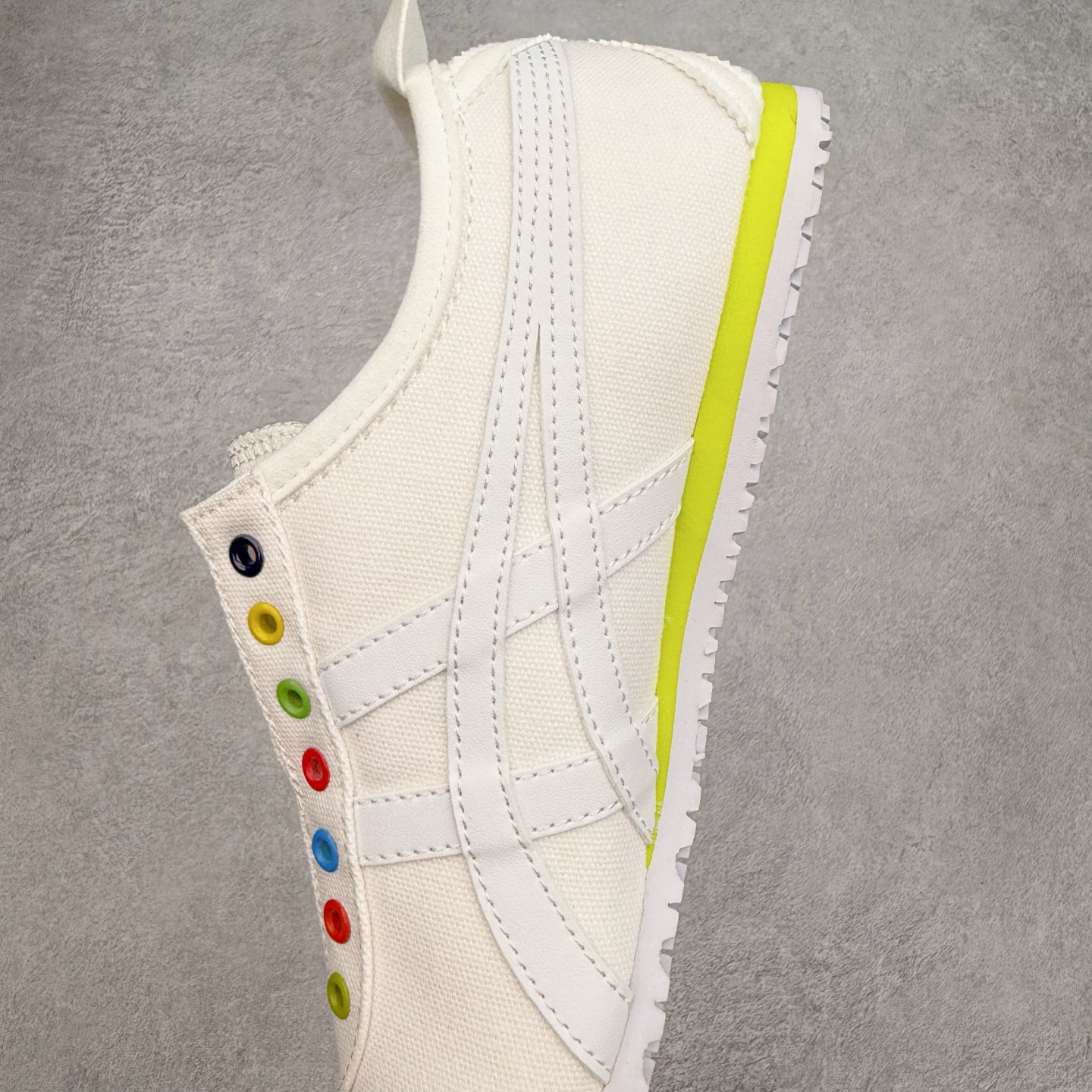 图片[7]-＃C版 Asics Onitsuka Tiger MEXICO 66 亚瑟士鬼冢虎复古经典板鞋 CNY 龙年限定 白红 市场王者选手 海外订单工厂出品 长期生产补货永不断码 超成熟稳定的做工品控 原装全套纸板楦头开发 原汁原味 完美呈现版型 私模正确鞋底咬花纹路 一比一鞋头弧度高度鞋身弧度 绝不口嗨 细节品控鞋型随意秒杀市面 原档咬花纹路私模大底 一个单元有六个三角形 总体形拼接呈现花瓣状 官方四联吊牌 原装Ortholite轻量化鞋垫 原盒原配 质保卡 说明书 钢印防尘纸 纸板中底带钢印 乳胶组合鞋垫 支持全方位的对比专柜 产品从款式颜色造型上体现出追求舒适和细节的完美 鞋类更是推崇手工制作的严谨与完美 融舒适性与可穿性的设计风格 注重细节的完美和别致魅力 既保持稳重 又不失轻松的时尚感 尺码：36 37 37.5 38 39 39.5 40 40.5 41.5 42 42.5 43.5 44 45-选品中心