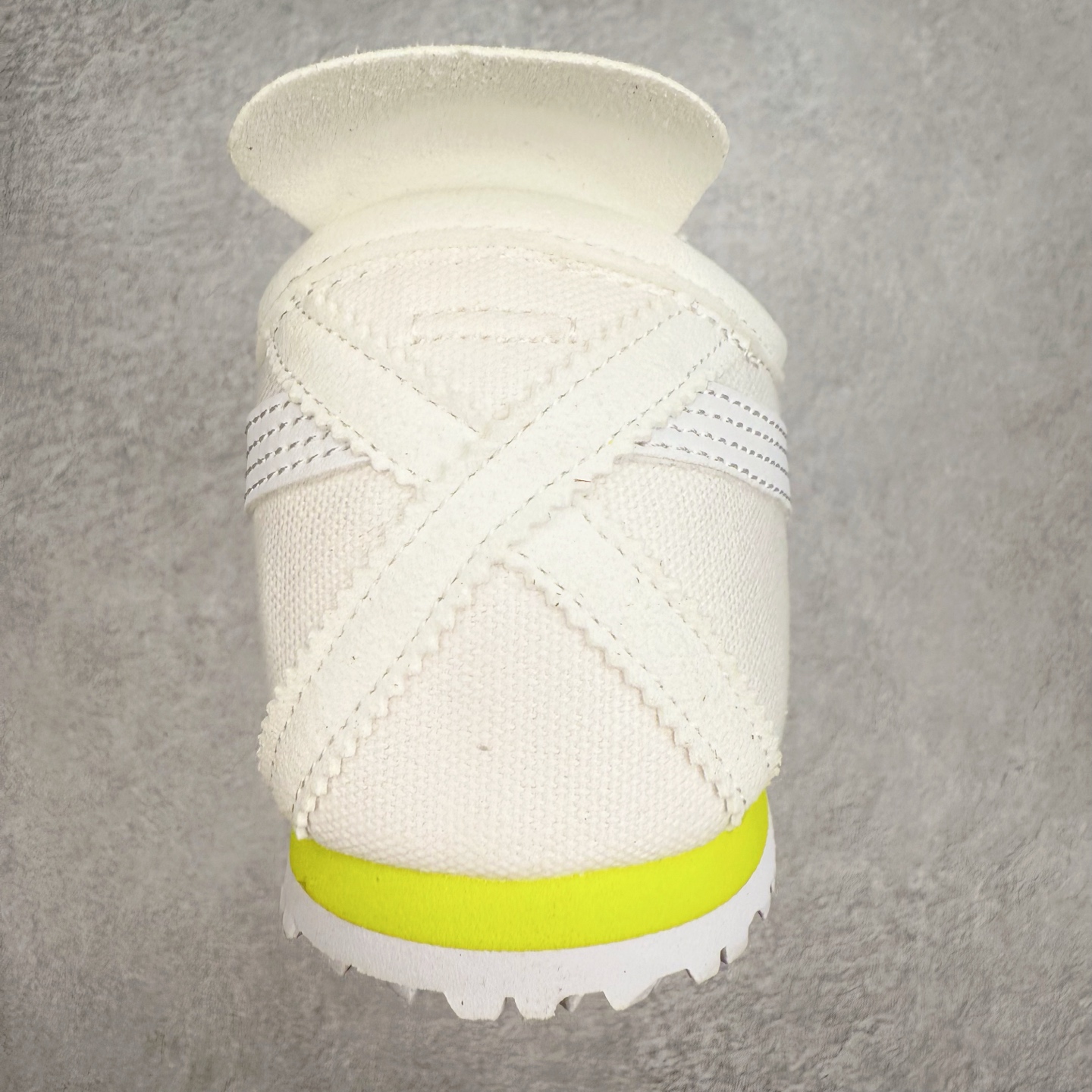 图片[8]-＃C版 Asics Onitsuka Tiger MEXICO 66 亚瑟士鬼冢虎复古经典板鞋 CNY 龙年限定 白红 市场王者选手 海外订单工厂出品 长期生产补货永不断码 超成熟稳定的做工品控 原装全套纸板楦头开发 原汁原味 完美呈现版型 私模正确鞋底咬花纹路 一比一鞋头弧度高度鞋身弧度 绝不口嗨 细节品控鞋型随意秒杀市面 原档咬花纹路私模大底 一个单元有六个三角形 总体形拼接呈现花瓣状 官方四联吊牌 原装Ortholite轻量化鞋垫 原盒原配 质保卡 说明书 钢印防尘纸 纸板中底带钢印 乳胶组合鞋垫 支持全方位的对比专柜 产品从款式颜色造型上体现出追求舒适和细节的完美 鞋类更是推崇手工制作的严谨与完美 融舒适性与可穿性的设计风格 注重细节的完美和别致魅力 既保持稳重 又不失轻松的时尚感 尺码：36 37 37.5 38 39 39.5 40 40.5 41.5 42 42.5 43.5 44 45-选品中心