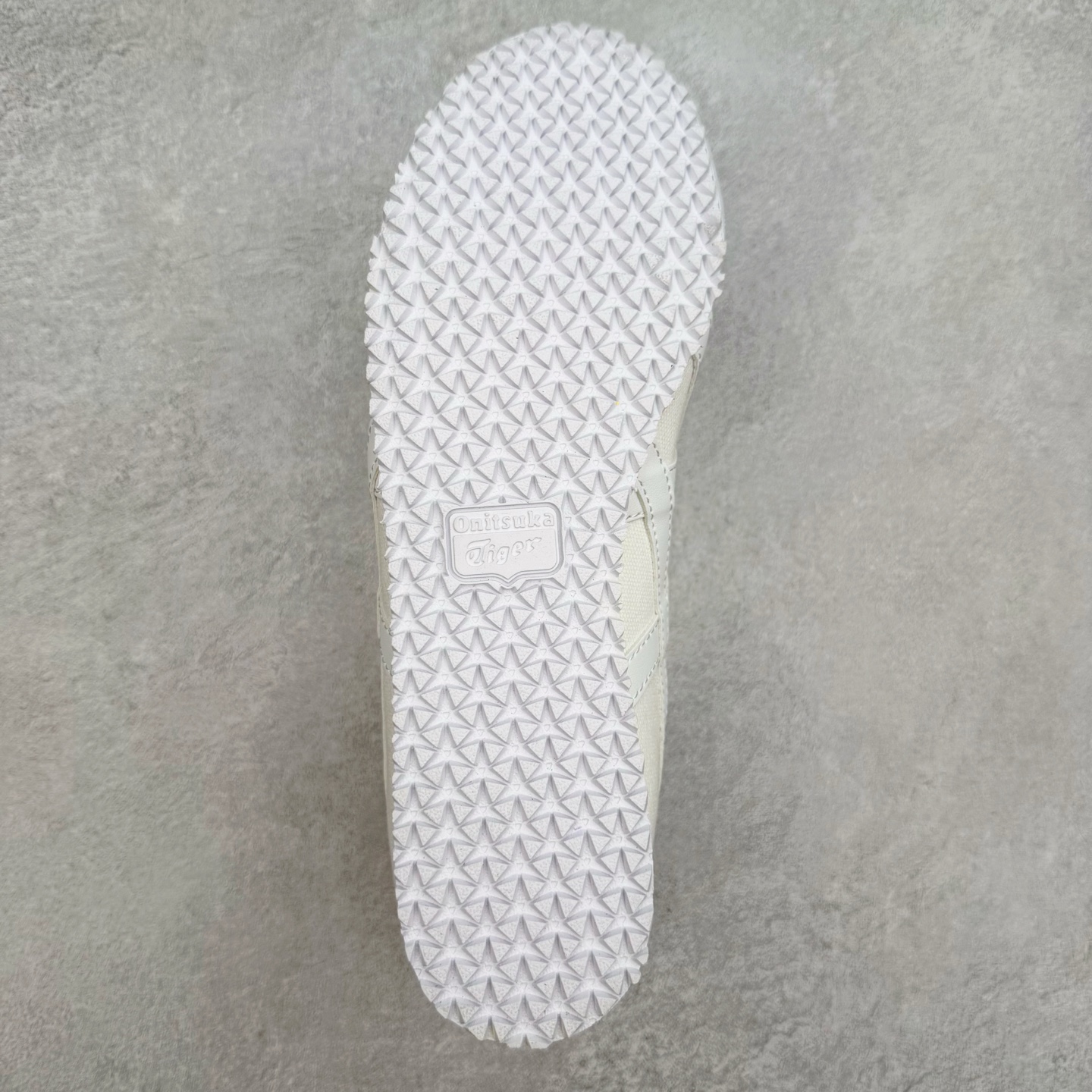 图片[9]-＃C版 Asics Onitsuka Tiger MEXICO 66 亚瑟士鬼冢虎复古经典板鞋 CNY 龙年限定 白红 市场王者选手 海外订单工厂出品 长期生产补货永不断码 超成熟稳定的做工品控 原装全套纸板楦头开发 原汁原味 完美呈现版型 私模正确鞋底咬花纹路 一比一鞋头弧度高度鞋身弧度 绝不口嗨 细节品控鞋型随意秒杀市面 原档咬花纹路私模大底 一个单元有六个三角形 总体形拼接呈现花瓣状 官方四联吊牌 原装Ortholite轻量化鞋垫 原盒原配 质保卡 说明书 钢印防尘纸 纸板中底带钢印 乳胶组合鞋垫 支持全方位的对比专柜 产品从款式颜色造型上体现出追求舒适和细节的完美 鞋类更是推崇手工制作的严谨与完美 融舒适性与可穿性的设计风格 注重细节的完美和别致魅力 既保持稳重 又不失轻松的时尚感 尺码：36 37 37.5 38 39 39.5 40 40.5 41.5 42 42.5 43.5 44 45-选品中心