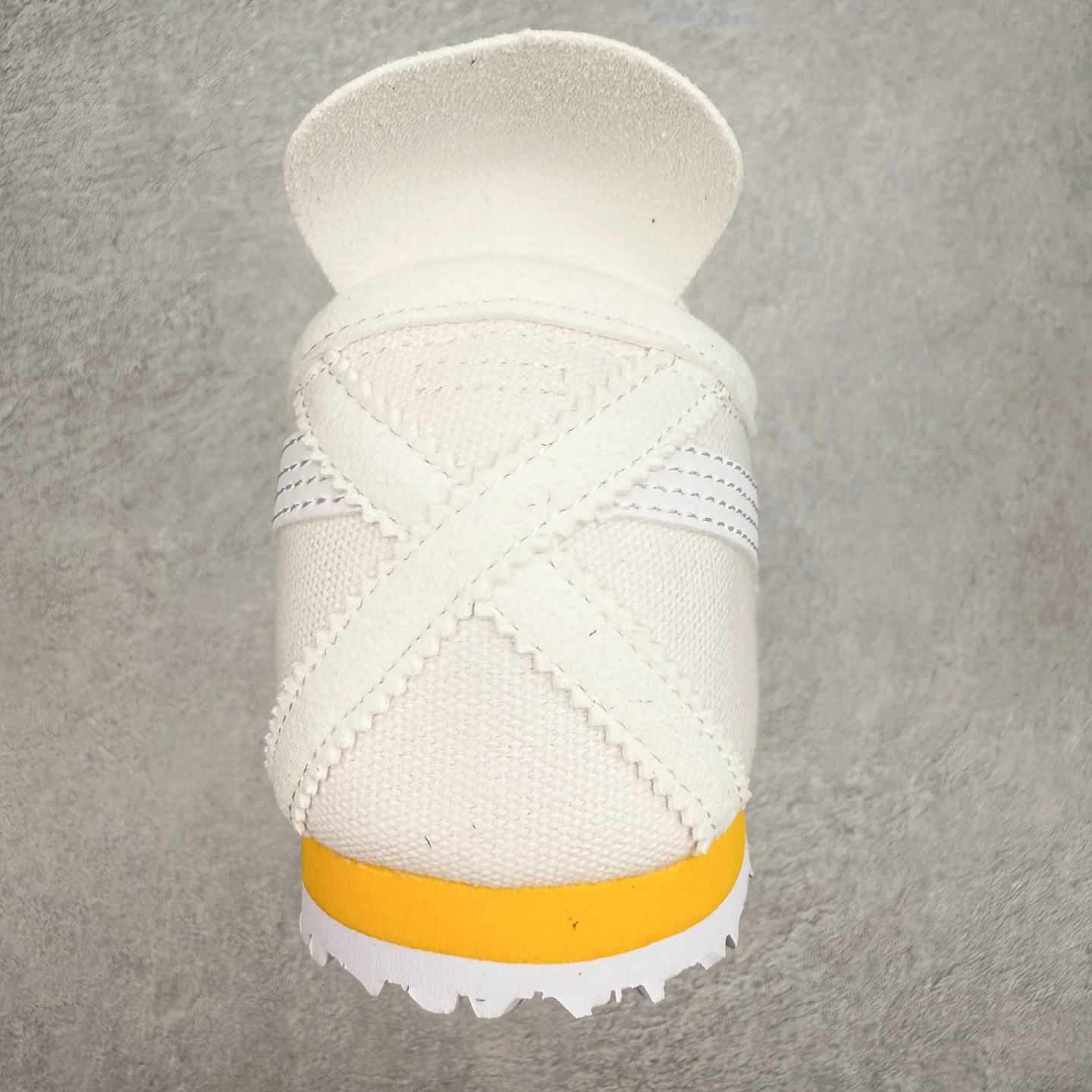 图片[8]-＃C版 Asics Onitsuka Tiger MEXICO 66 亚瑟士鬼冢虎复古经典板鞋 CNY 龙年限定 白红 市场王者选手 海外订单工厂出品 长期生产补货永不断码 超成熟稳定的做工品控 原装全套纸板楦头开发 原汁原味 完美呈现版型 私模正确鞋底咬花纹路 一比一鞋头弧度高度鞋身弧度 绝不口嗨 细节品控鞋型随意秒杀市面 原档咬花纹路私模大底 一个单元有六个三角形 总体形拼接呈现花瓣状 官方四联吊牌 原装Ortholite轻量化鞋垫 原盒原配 质保卡 说明书 钢印防尘纸 纸板中底带钢印 乳胶组合鞋垫 支持全方位的对比专柜 产品从款式颜色造型上体现出追求舒适和细节的完美 鞋类更是推崇手工制作的严谨与完美 融舒适性与可穿性的设计风格 注重细节的完美和别致魅力 既保持稳重 又不失轻松的时尚感 尺码：36 37 37.5 38 39 39.5 40 40.5 41.5 42 42.5 43.5 44 45-选品中心