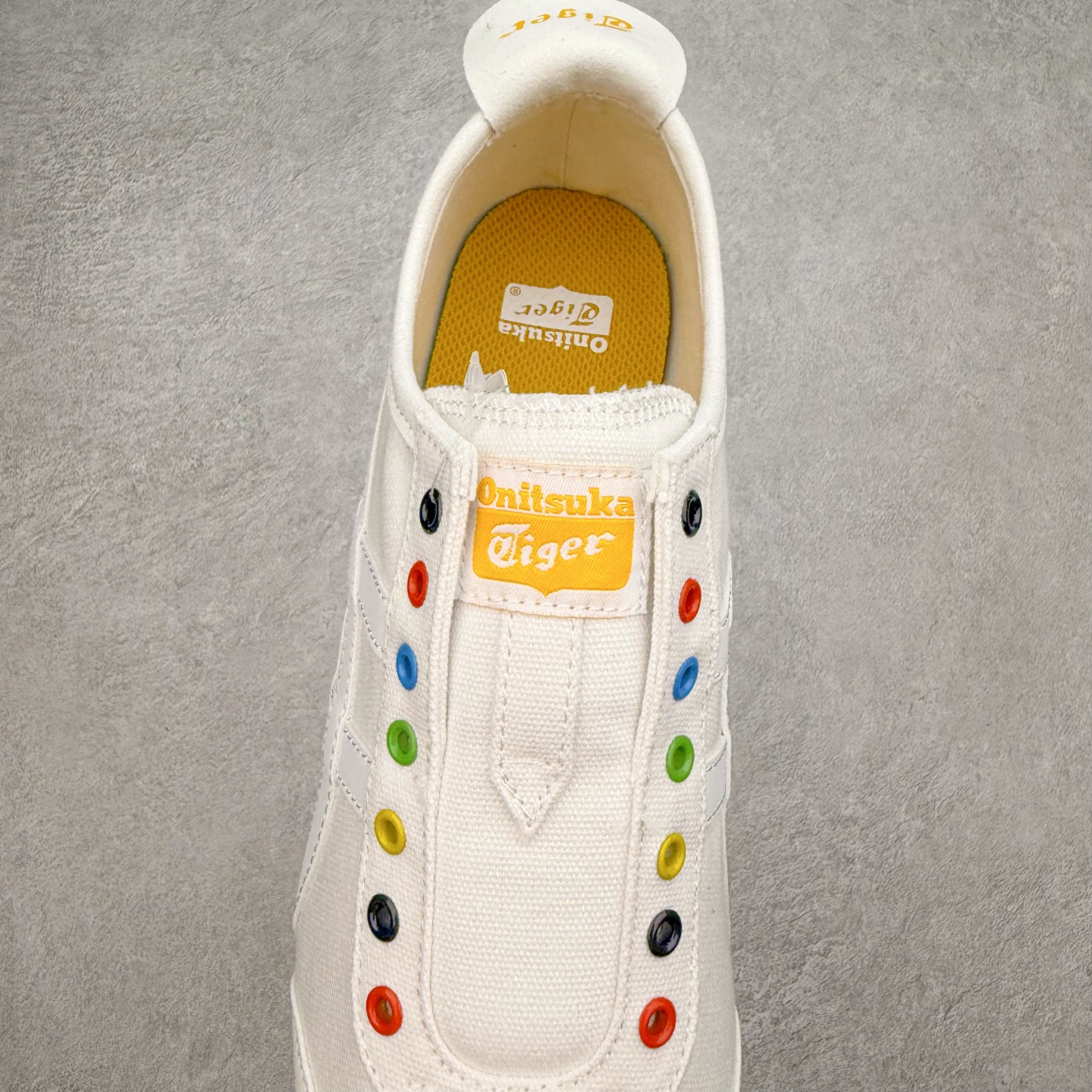 图片[5]-＃C版 Asics Onitsuka Tiger MEXICO 66 亚瑟士鬼冢虎复古经典板鞋 CNY 龙年限定 白红 市场王者选手 海外订单工厂出品 长期生产补货永不断码 超成熟稳定的做工品控 原装全套纸板楦头开发 原汁原味 完美呈现版型 私模正确鞋底咬花纹路 一比一鞋头弧度高度鞋身弧度 绝不口嗨 细节品控鞋型随意秒杀市面 原档咬花纹路私模大底 一个单元有六个三角形 总体形拼接呈现花瓣状 官方四联吊牌 原装Ortholite轻量化鞋垫 原盒原配 质保卡 说明书 钢印防尘纸 纸板中底带钢印 乳胶组合鞋垫 支持全方位的对比专柜 产品从款式颜色造型上体现出追求舒适和细节的完美 鞋类更是推崇手工制作的严谨与完美 融舒适性与可穿性的设计风格 注重细节的完美和别致魅力 既保持稳重 又不失轻松的时尚感 尺码：36 37 37.5 38 39 39.5 40 40.5 41.5 42 42.5 43.5 44 45-选品中心