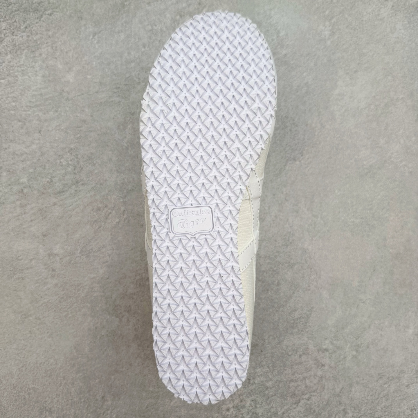 图片[9]-＃C版 Asics Onitsuka Tiger MEXICO 66 亚瑟士鬼冢虎复古经典板鞋 CNY 龙年限定 白红 市场王者选手 海外订单工厂出品 长期生产补货永不断码 超成熟稳定的做工品控 原装全套纸板楦头开发 原汁原味 完美呈现版型 私模正确鞋底咬花纹路 一比一鞋头弧度高度鞋身弧度 绝不口嗨 细节品控鞋型随意秒杀市面 原档咬花纹路私模大底 一个单元有六个三角形 总体形拼接呈现花瓣状 官方四联吊牌 原装Ortholite轻量化鞋垫 原盒原配 质保卡 说明书 钢印防尘纸 纸板中底带钢印 乳胶组合鞋垫 支持全方位的对比专柜 产品从款式颜色造型上体现出追求舒适和细节的完美 鞋类更是推崇手工制作的严谨与完美 融舒适性与可穿性的设计风格 注重细节的完美和别致魅力 既保持稳重 又不失轻松的时尚感 尺码：36 37 37.5 38 39 39.5 40 40.5 41.5 42 42.5 43.5 44 45-选品中心