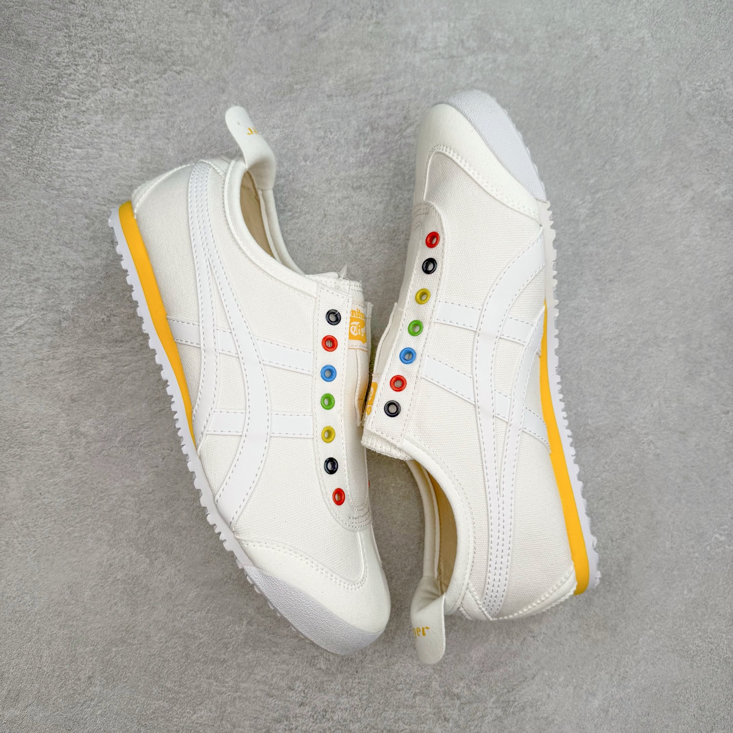 图片[3]-＃C版 Asics Onitsuka Tiger MEXICO 66 亚瑟士鬼冢虎复古经典板鞋 CNY 龙年限定 白红 市场王者选手 海外订单工厂出品 长期生产补货永不断码 超成熟稳定的做工品控 原装全套纸板楦头开发 原汁原味 完美呈现版型 私模正确鞋底咬花纹路 一比一鞋头弧度高度鞋身弧度 绝不口嗨 细节品控鞋型随意秒杀市面 原档咬花纹路私模大底 一个单元有六个三角形 总体形拼接呈现花瓣状 官方四联吊牌 原装Ortholite轻量化鞋垫 原盒原配 质保卡 说明书 钢印防尘纸 纸板中底带钢印 乳胶组合鞋垫 支持全方位的对比专柜 产品从款式颜色造型上体现出追求舒适和细节的完美 鞋类更是推崇手工制作的严谨与完美 融舒适性与可穿性的设计风格 注重细节的完美和别致魅力 既保持稳重 又不失轻松的时尚感 尺码：36 37 37.5 38 39 39.5 40 40.5 41.5 42 42.5 43.5 44 45-选品中心