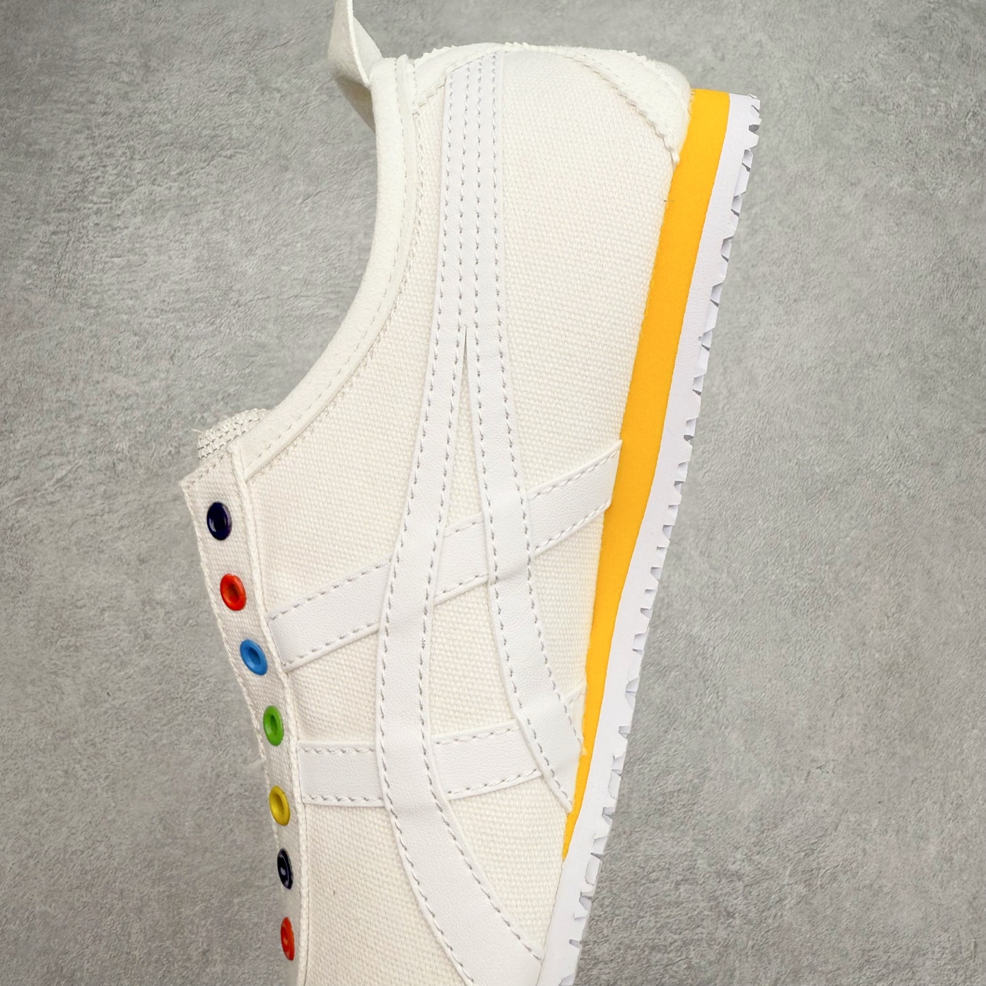 图片[7]-＃C版 Asics Onitsuka Tiger MEXICO 66 亚瑟士鬼冢虎复古经典板鞋 CNY 龙年限定 白红 市场王者选手 海外订单工厂出品 长期生产补货永不断码 超成熟稳定的做工品控 原装全套纸板楦头开发 原汁原味 完美呈现版型 私模正确鞋底咬花纹路 一比一鞋头弧度高度鞋身弧度 绝不口嗨 细节品控鞋型随意秒杀市面 原档咬花纹路私模大底 一个单元有六个三角形 总体形拼接呈现花瓣状 官方四联吊牌 原装Ortholite轻量化鞋垫 原盒原配 质保卡 说明书 钢印防尘纸 纸板中底带钢印 乳胶组合鞋垫 支持全方位的对比专柜 产品从款式颜色造型上体现出追求舒适和细节的完美 鞋类更是推崇手工制作的严谨与完美 融舒适性与可穿性的设计风格 注重细节的完美和别致魅力 既保持稳重 又不失轻松的时尚感 尺码：36 37 37.5 38 39 39.5 40 40.5 41.5 42 42.5 43.5 44 45-选品中心