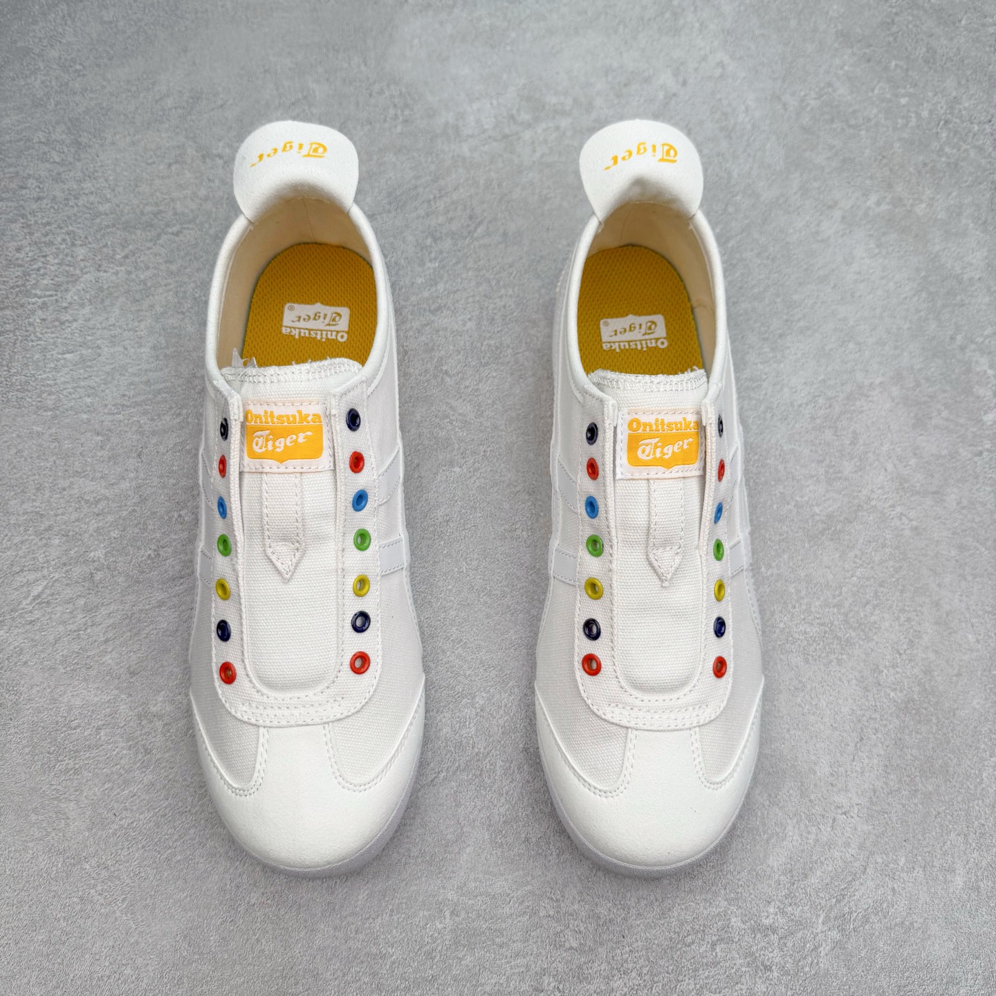 图片[2]-＃C版 Asics Onitsuka Tiger MEXICO 66 亚瑟士鬼冢虎复古经典板鞋 CNY 龙年限定 白红 市场王者选手 海外订单工厂出品 长期生产补货永不断码 超成熟稳定的做工品控 原装全套纸板楦头开发 原汁原味 完美呈现版型 私模正确鞋底咬花纹路 一比一鞋头弧度高度鞋身弧度 绝不口嗨 细节品控鞋型随意秒杀市面 原档咬花纹路私模大底 一个单元有六个三角形 总体形拼接呈现花瓣状 官方四联吊牌 原装Ortholite轻量化鞋垫 原盒原配 质保卡 说明书 钢印防尘纸 纸板中底带钢印 乳胶组合鞋垫 支持全方位的对比专柜 产品从款式颜色造型上体现出追求舒适和细节的完美 鞋类更是推崇手工制作的严谨与完美 融舒适性与可穿性的设计风格 注重细节的完美和别致魅力 既保持稳重 又不失轻松的时尚感 尺码：36 37 37.5 38 39 39.5 40 40.5 41.5 42 42.5 43.5 44 45-选品中心