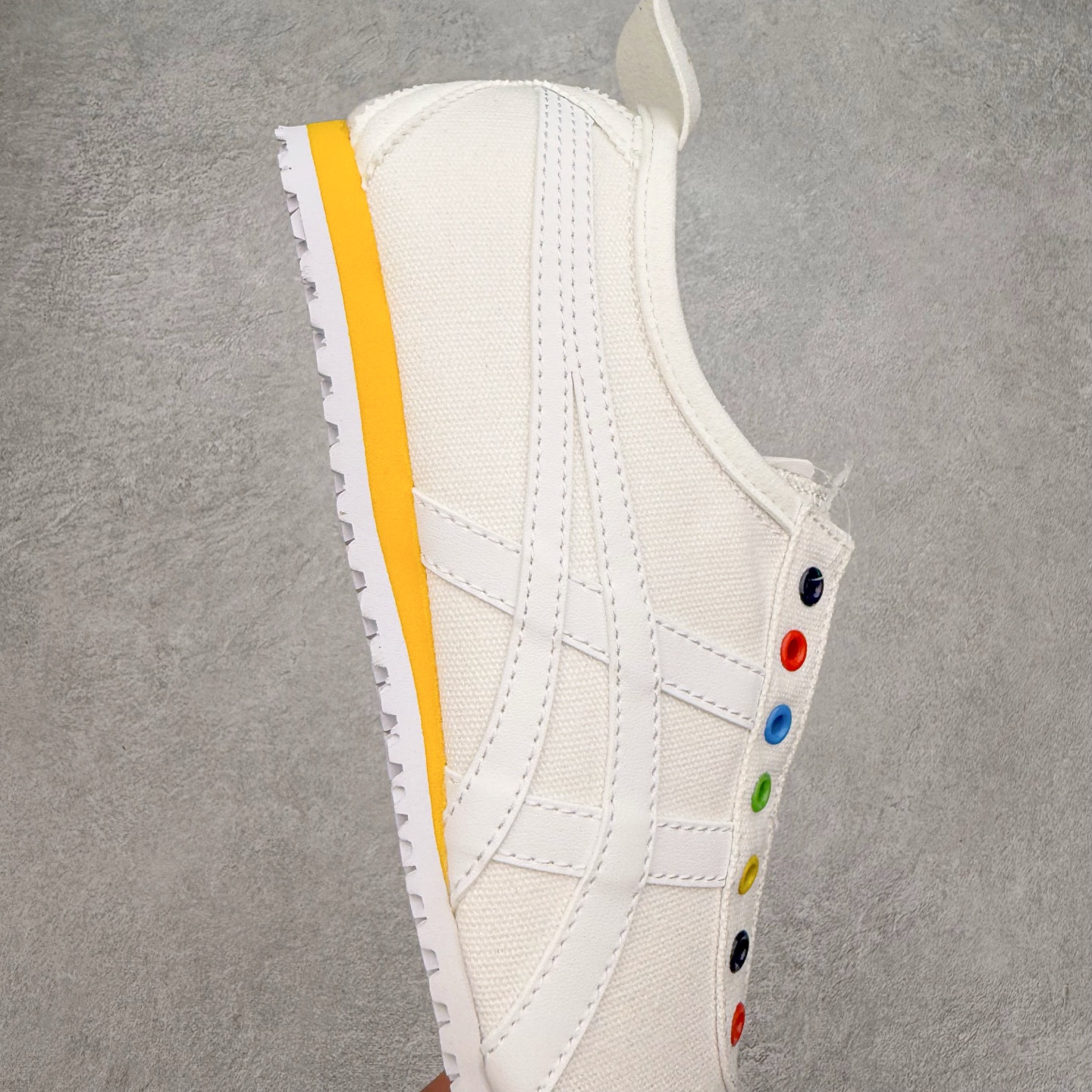 图片[6]-＃C版 Asics Onitsuka Tiger MEXICO 66 亚瑟士鬼冢虎复古经典板鞋 CNY 龙年限定 白红 市场王者选手 海外订单工厂出品 长期生产补货永不断码 超成熟稳定的做工品控 原装全套纸板楦头开发 原汁原味 完美呈现版型 私模正确鞋底咬花纹路 一比一鞋头弧度高度鞋身弧度 绝不口嗨 细节品控鞋型随意秒杀市面 原档咬花纹路私模大底 一个单元有六个三角形 总体形拼接呈现花瓣状 官方四联吊牌 原装Ortholite轻量化鞋垫 原盒原配 质保卡 说明书 钢印防尘纸 纸板中底带钢印 乳胶组合鞋垫 支持全方位的对比专柜 产品从款式颜色造型上体现出追求舒适和细节的完美 鞋类更是推崇手工制作的严谨与完美 融舒适性与可穿性的设计风格 注重细节的完美和别致魅力 既保持稳重 又不失轻松的时尚感 尺码：36 37 37.5 38 39 39.5 40 40.5 41.5 42 42.5 43.5 44 45-选品中心