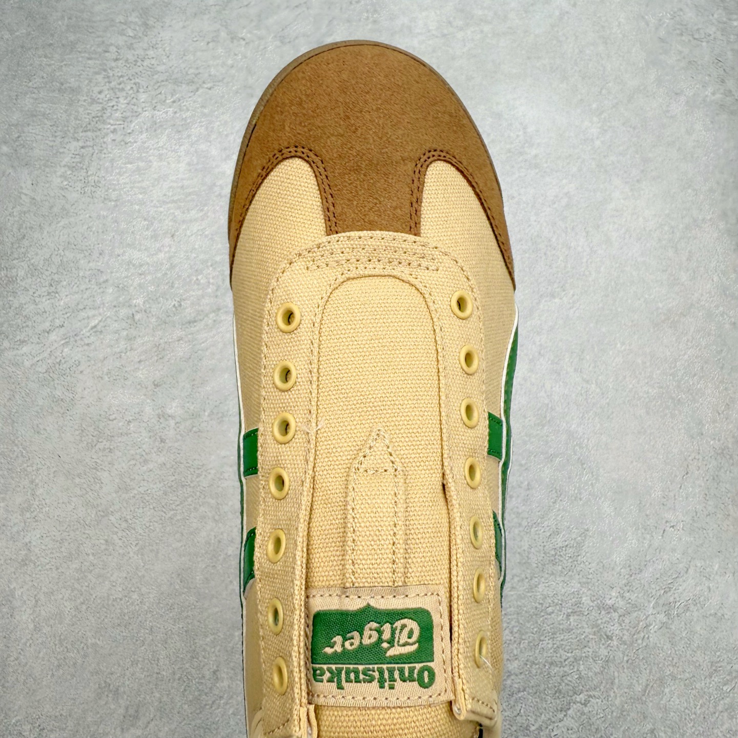 图片[4]-＃C版 Asics Onitsuka Tiger MEXICO 66 亚瑟士鬼冢虎复古经典板鞋 CNY 龙年限定 白红 市场王者选手 海外订单工厂出品 长期生产补货永不断码 超成熟稳定的做工品控 原装全套纸板楦头开发 原汁原味 完美呈现版型 私模正确鞋底咬花纹路 一比一鞋头弧度高度鞋身弧度 绝不口嗨 细节品控鞋型随意秒杀市面 原档咬花纹路私模大底 一个单元有六个三角形 总体形拼接呈现花瓣状 官方四联吊牌 原装Ortholite轻量化鞋垫 原盒原配 质保卡 说明书 钢印防尘纸 纸板中底带钢印 乳胶组合鞋垫 支持全方位的对比专柜 产品从款式颜色造型上体现出追求舒适和细节的完美 鞋类更是推崇手工制作的严谨与完美 融舒适性与可穿性的设计风格 注重细节的完美和别致魅力 既保持稳重 又不失轻松的时尚感 尺码：36 37 37.5 38 39 39.5 40 40.5 41.5 42 42.5 43.5 44 45-选品中心