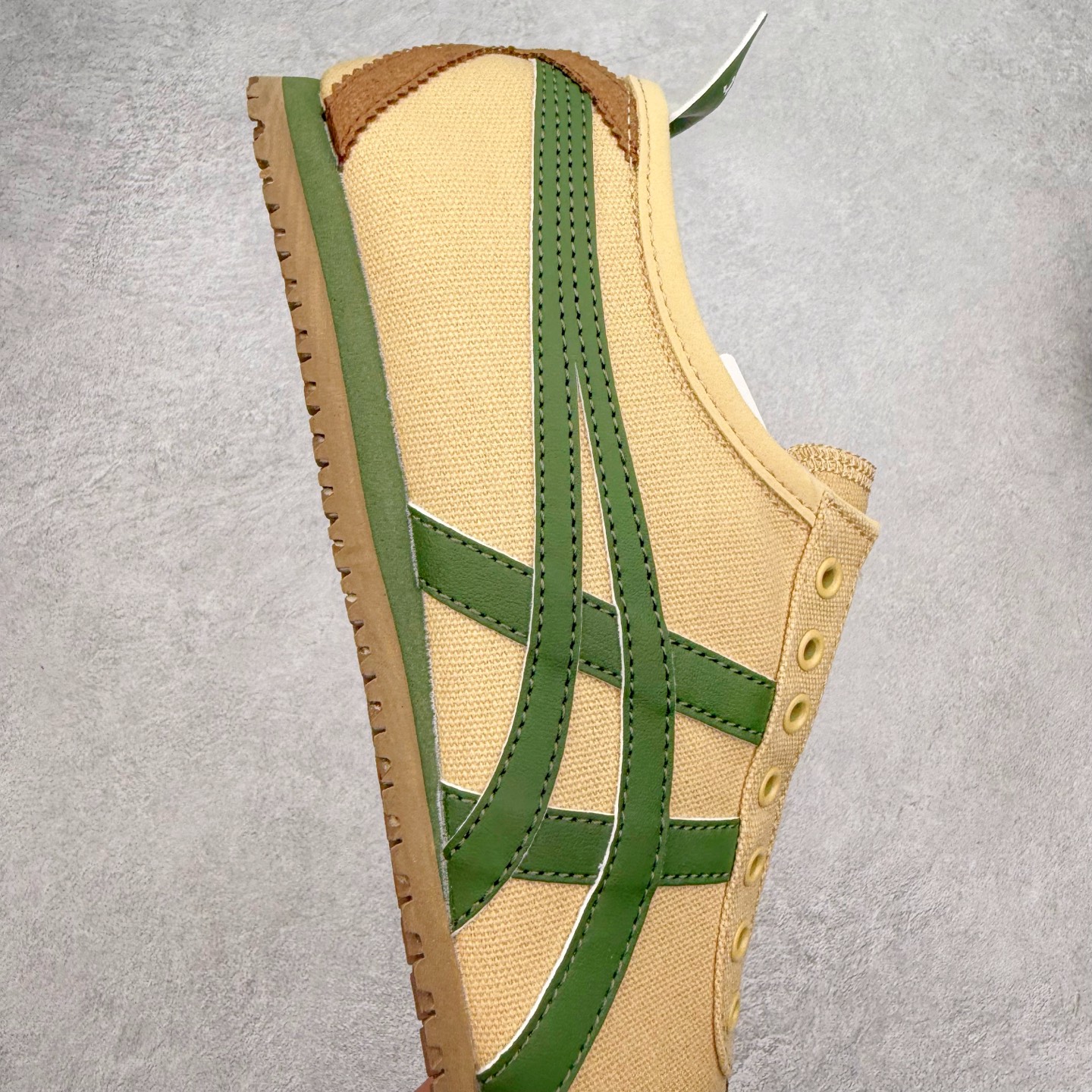 图片[6]-＃C版 Asics Onitsuka Tiger MEXICO 66 亚瑟士鬼冢虎复古经典板鞋 CNY 龙年限定 白红 市场王者选手 海外订单工厂出品 长期生产补货永不断码 超成熟稳定的做工品控 原装全套纸板楦头开发 原汁原味 完美呈现版型 私模正确鞋底咬花纹路 一比一鞋头弧度高度鞋身弧度 绝不口嗨 细节品控鞋型随意秒杀市面 原档咬花纹路私模大底 一个单元有六个三角形 总体形拼接呈现花瓣状 官方四联吊牌 原装Ortholite轻量化鞋垫 原盒原配 质保卡 说明书 钢印防尘纸 纸板中底带钢印 乳胶组合鞋垫 支持全方位的对比专柜 产品从款式颜色造型上体现出追求舒适和细节的完美 鞋类更是推崇手工制作的严谨与完美 融舒适性与可穿性的设计风格 注重细节的完美和别致魅力 既保持稳重 又不失轻松的时尚感 尺码：36 37 37.5 38 39 39.5 40 40.5 41.5 42 42.5 43.5 44 45-选品中心