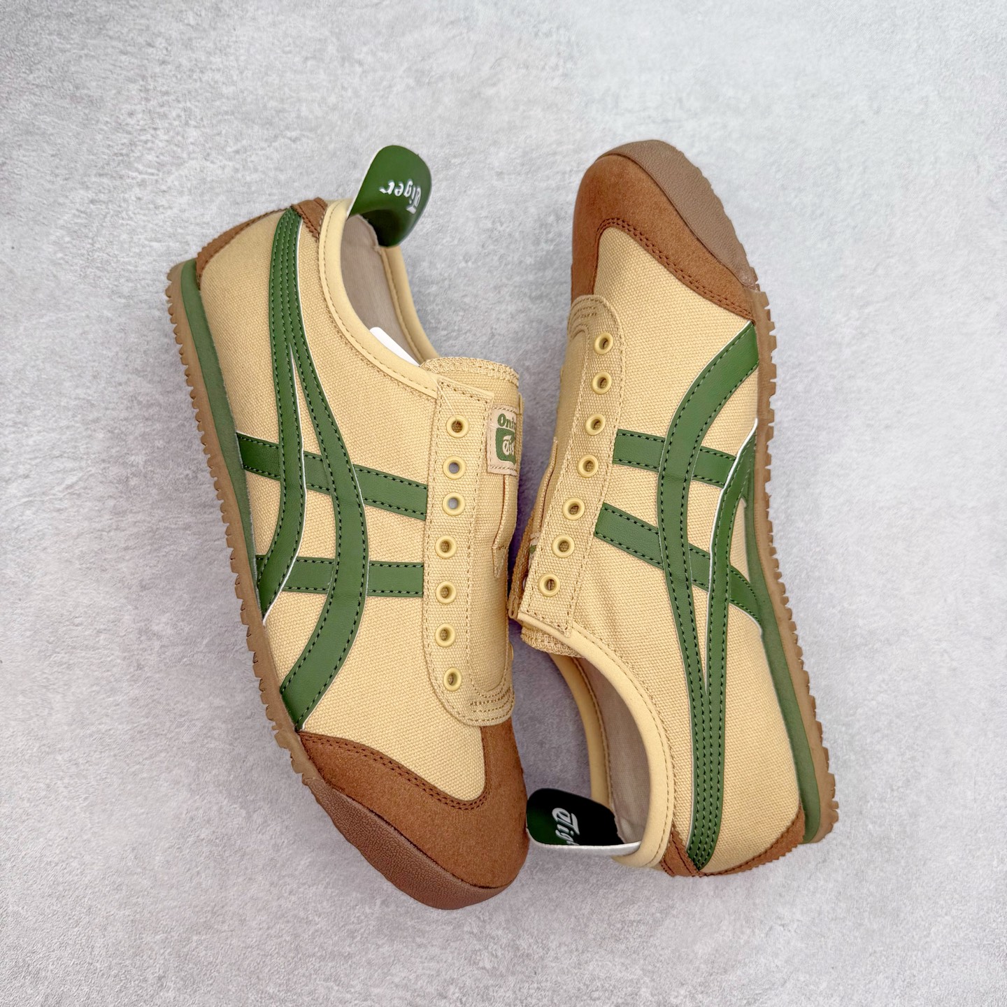 图片[3]-＃C版 Asics Onitsuka Tiger MEXICO 66 亚瑟士鬼冢虎复古经典板鞋 CNY 龙年限定 白红 市场王者选手 海外订单工厂出品 长期生产补货永不断码 超成熟稳定的做工品控 原装全套纸板楦头开发 原汁原味 完美呈现版型 私模正确鞋底咬花纹路 一比一鞋头弧度高度鞋身弧度 绝不口嗨 细节品控鞋型随意秒杀市面 原档咬花纹路私模大底 一个单元有六个三角形 总体形拼接呈现花瓣状 官方四联吊牌 原装Ortholite轻量化鞋垫 原盒原配 质保卡 说明书 钢印防尘纸 纸板中底带钢印 乳胶组合鞋垫 支持全方位的对比专柜 产品从款式颜色造型上体现出追求舒适和细节的完美 鞋类更是推崇手工制作的严谨与完美 融舒适性与可穿性的设计风格 注重细节的完美和别致魅力 既保持稳重 又不失轻松的时尚感 尺码：36 37 37.5 38 39 39.5 40 40.5 41.5 42 42.5 43.5 44 45-选品中心