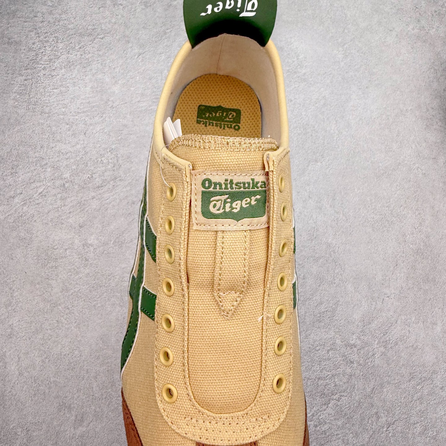 图片[5]-＃C版 Asics Onitsuka Tiger MEXICO 66 亚瑟士鬼冢虎复古经典板鞋 CNY 龙年限定 白红 市场王者选手 海外订单工厂出品 长期生产补货永不断码 超成熟稳定的做工品控 原装全套纸板楦头开发 原汁原味 完美呈现版型 私模正确鞋底咬花纹路 一比一鞋头弧度高度鞋身弧度 绝不口嗨 细节品控鞋型随意秒杀市面 原档咬花纹路私模大底 一个单元有六个三角形 总体形拼接呈现花瓣状 官方四联吊牌 原装Ortholite轻量化鞋垫 原盒原配 质保卡 说明书 钢印防尘纸 纸板中底带钢印 乳胶组合鞋垫 支持全方位的对比专柜 产品从款式颜色造型上体现出追求舒适和细节的完美 鞋类更是推崇手工制作的严谨与完美 融舒适性与可穿性的设计风格 注重细节的完美和别致魅力 既保持稳重 又不失轻松的时尚感 尺码：36 37 37.5 38 39 39.5 40 40.5 41.5 42 42.5 43.5 44 45-选品中心