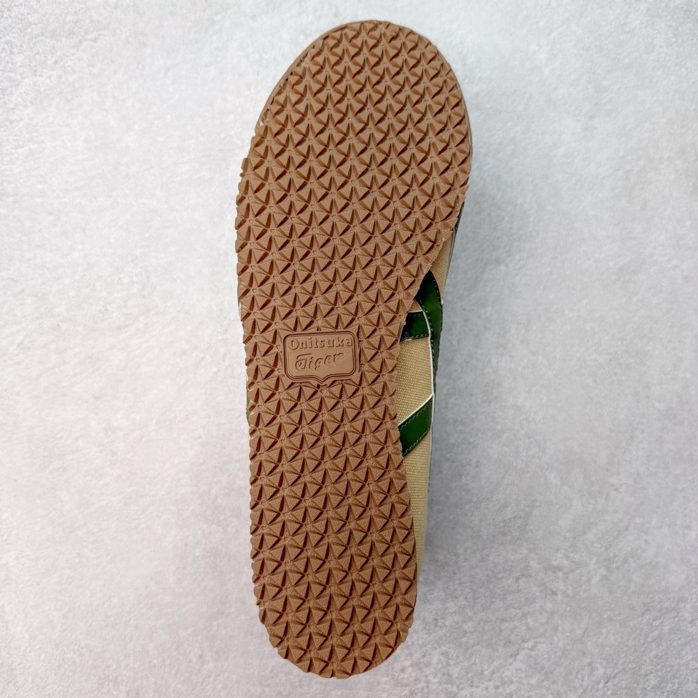 图片[9]-＃C版 Asics Onitsuka Tiger MEXICO 66 亚瑟士鬼冢虎复古经典板鞋 CNY 龙年限定 白红 市场王者选手 海外订单工厂出品 长期生产补货永不断码 超成熟稳定的做工品控 原装全套纸板楦头开发 原汁原味 完美呈现版型 私模正确鞋底咬花纹路 一比一鞋头弧度高度鞋身弧度 绝不口嗨 细节品控鞋型随意秒杀市面 原档咬花纹路私模大底 一个单元有六个三角形 总体形拼接呈现花瓣状 官方四联吊牌 原装Ortholite轻量化鞋垫 原盒原配 质保卡 说明书 钢印防尘纸 纸板中底带钢印 乳胶组合鞋垫 支持全方位的对比专柜 产品从款式颜色造型上体现出追求舒适和细节的完美 鞋类更是推崇手工制作的严谨与完美 融舒适性与可穿性的设计风格 注重细节的完美和别致魅力 既保持稳重 又不失轻松的时尚感 尺码：36 37 37.5 38 39 39.5 40 40.5 41.5 42 42.5 43.5 44 45-选品中心