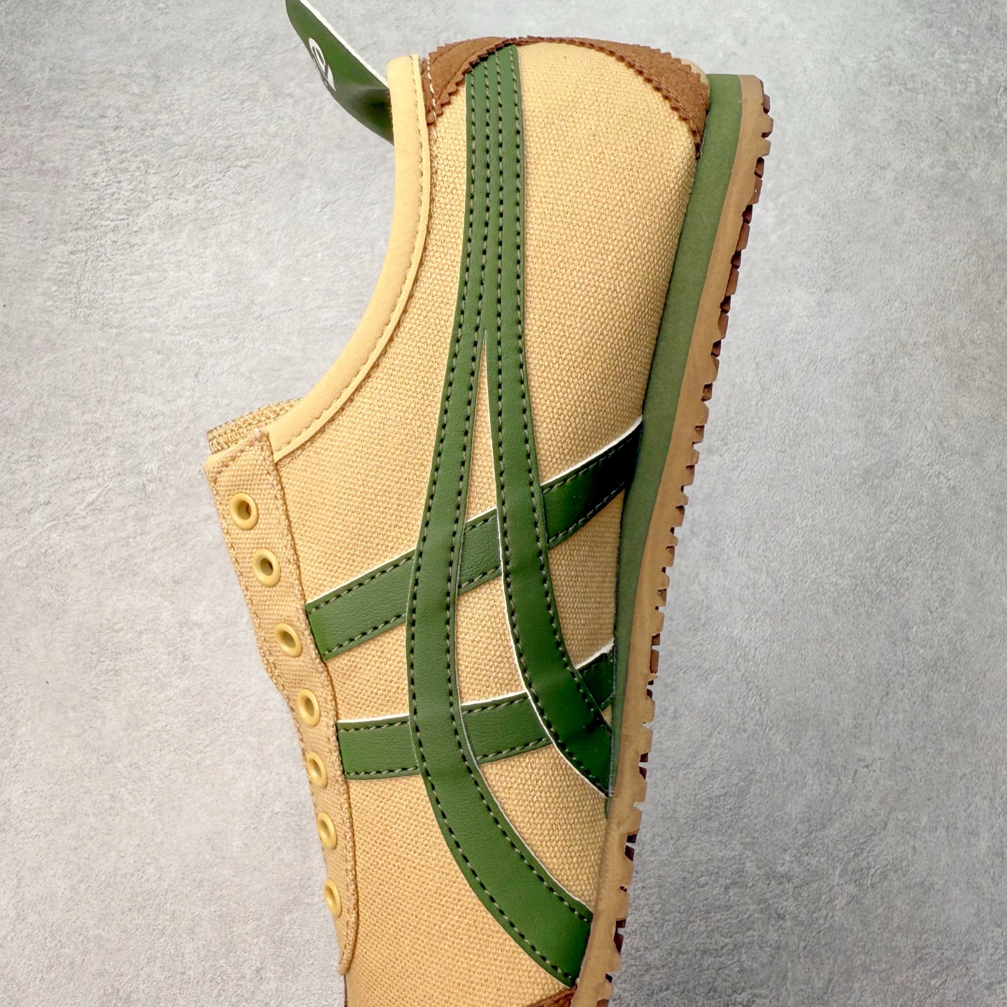 图片[7]-＃C版 Asics Onitsuka Tiger MEXICO 66 亚瑟士鬼冢虎复古经典板鞋 CNY 龙年限定 白红 市场王者选手 海外订单工厂出品 长期生产补货永不断码 超成熟稳定的做工品控 原装全套纸板楦头开发 原汁原味 完美呈现版型 私模正确鞋底咬花纹路 一比一鞋头弧度高度鞋身弧度 绝不口嗨 细节品控鞋型随意秒杀市面 原档咬花纹路私模大底 一个单元有六个三角形 总体形拼接呈现花瓣状 官方四联吊牌 原装Ortholite轻量化鞋垫 原盒原配 质保卡 说明书 钢印防尘纸 纸板中底带钢印 乳胶组合鞋垫 支持全方位的对比专柜 产品从款式颜色造型上体现出追求舒适和细节的完美 鞋类更是推崇手工制作的严谨与完美 融舒适性与可穿性的设计风格 注重细节的完美和别致魅力 既保持稳重 又不失轻松的时尚感 尺码：36 37 37.5 38 39 39.5 40 40.5 41.5 42 42.5 43.5 44 45-选品中心