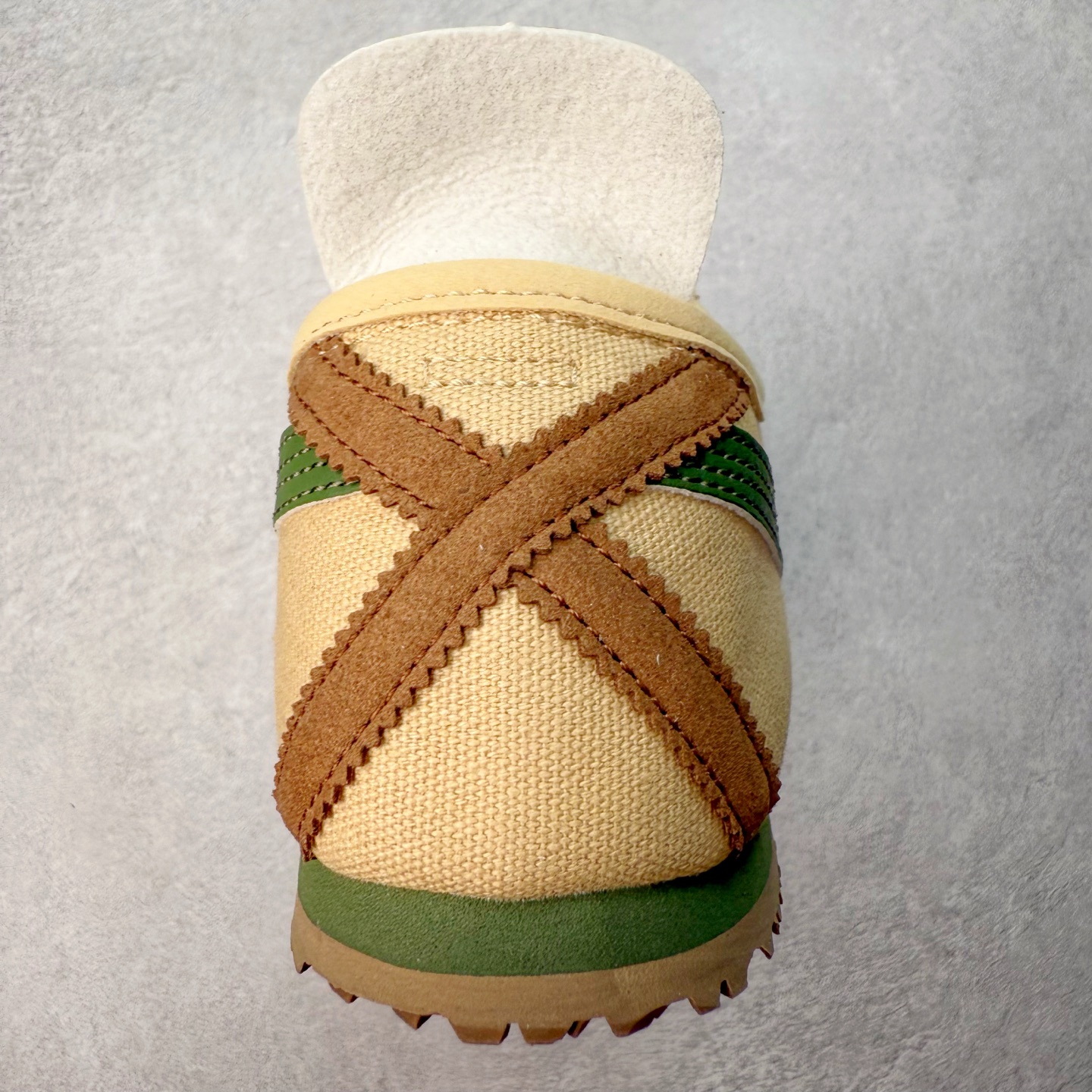 图片[8]-＃C版 Asics Onitsuka Tiger MEXICO 66 亚瑟士鬼冢虎复古经典板鞋 CNY 龙年限定 白红 市场王者选手 海外订单工厂出品 长期生产补货永不断码 超成熟稳定的做工品控 原装全套纸板楦头开发 原汁原味 完美呈现版型 私模正确鞋底咬花纹路 一比一鞋头弧度高度鞋身弧度 绝不口嗨 细节品控鞋型随意秒杀市面 原档咬花纹路私模大底 一个单元有六个三角形 总体形拼接呈现花瓣状 官方四联吊牌 原装Ortholite轻量化鞋垫 原盒原配 质保卡 说明书 钢印防尘纸 纸板中底带钢印 乳胶组合鞋垫 支持全方位的对比专柜 产品从款式颜色造型上体现出追求舒适和细节的完美 鞋类更是推崇手工制作的严谨与完美 融舒适性与可穿性的设计风格 注重细节的完美和别致魅力 既保持稳重 又不失轻松的时尚感 尺码：36 37 37.5 38 39 39.5 40 40.5 41.5 42 42.5 43.5 44 45-选品中心