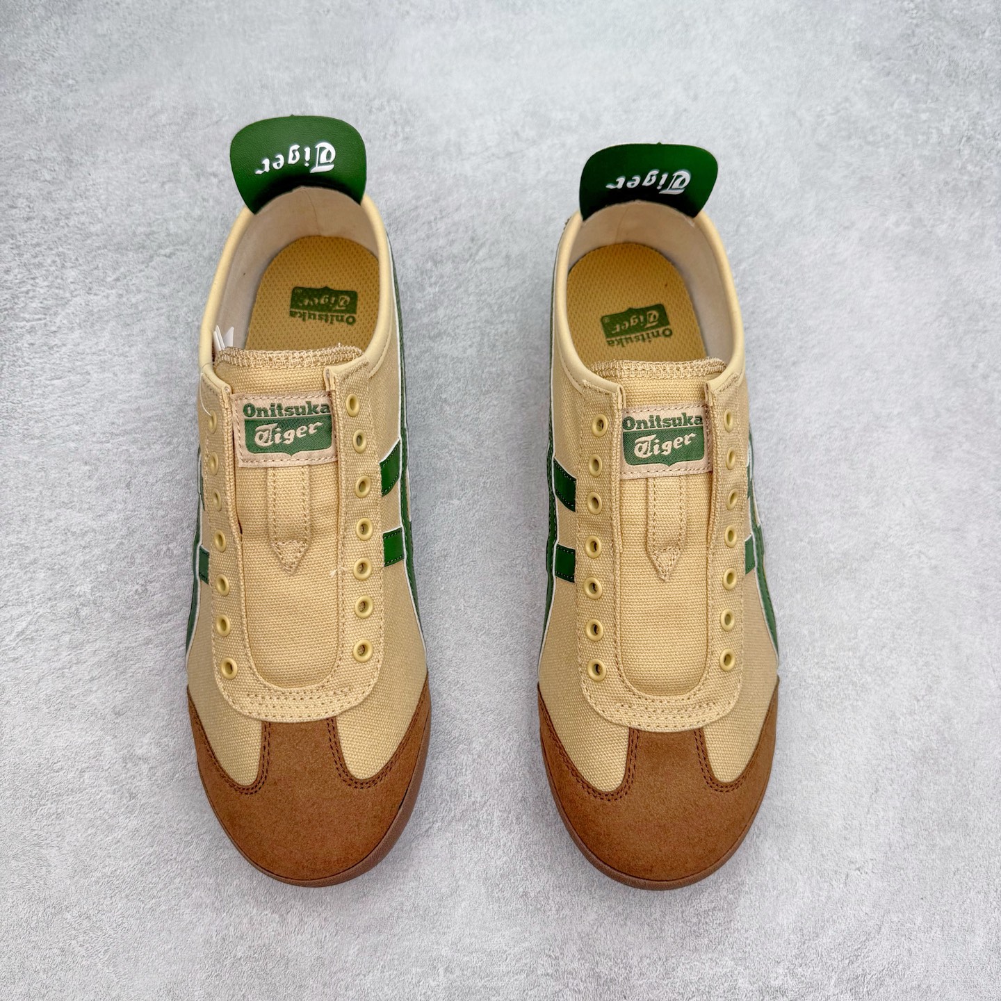 图片[2]-＃C版 Asics Onitsuka Tiger MEXICO 66 亚瑟士鬼冢虎复古经典板鞋 CNY 龙年限定 白红 市场王者选手 海外订单工厂出品 长期生产补货永不断码 超成熟稳定的做工品控 原装全套纸板楦头开发 原汁原味 完美呈现版型 私模正确鞋底咬花纹路 一比一鞋头弧度高度鞋身弧度 绝不口嗨 细节品控鞋型随意秒杀市面 原档咬花纹路私模大底 一个单元有六个三角形 总体形拼接呈现花瓣状 官方四联吊牌 原装Ortholite轻量化鞋垫 原盒原配 质保卡 说明书 钢印防尘纸 纸板中底带钢印 乳胶组合鞋垫 支持全方位的对比专柜 产品从款式颜色造型上体现出追求舒适和细节的完美 鞋类更是推崇手工制作的严谨与完美 融舒适性与可穿性的设计风格 注重细节的完美和别致魅力 既保持稳重 又不失轻松的时尚感 尺码：36 37 37.5 38 39 39.5 40 40.5 41.5 42 42.5 43.5 44 45-选品中心