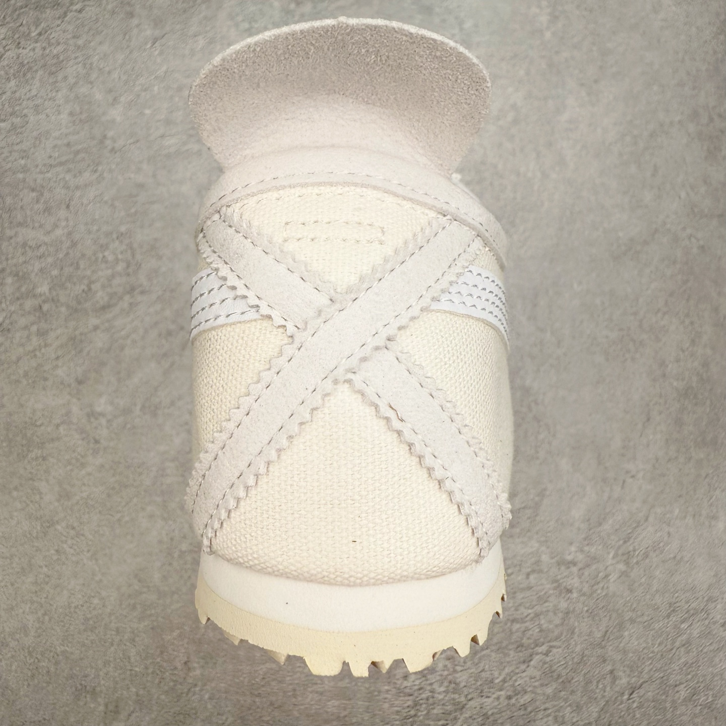 图片[8]-＃C版 Asics Onitsuka Tiger MEXICO 66 亚瑟士鬼冢虎复古经典板鞋 CNY 龙年限定 白红 市场王者选手 海外订单工厂出品 长期生产补货永不断码 超成熟稳定的做工品控 原装全套纸板楦头开发 原汁原味 完美呈现版型 私模正确鞋底咬花纹路 一比一鞋头弧度高度鞋身弧度 绝不口嗨 细节品控鞋型随意秒杀市面 原档咬花纹路私模大底 一个单元有六个三角形 总体形拼接呈现花瓣状 官方四联吊牌 原装Ortholite轻量化鞋垫 原盒原配 质保卡 说明书 钢印防尘纸 纸板中底带钢印 乳胶组合鞋垫 支持全方位的对比专柜 产品从款式颜色造型上体现出追求舒适和细节的完美 鞋类更是推崇手工制作的严谨与完美 融舒适性与可穿性的设计风格 注重细节的完美和别致魅力 既保持稳重 又不失轻松的时尚感 尺码：36 37 37.5 38 39 39.5 40 40.5 41.5 42 42.5 43.5 44 45-选品中心