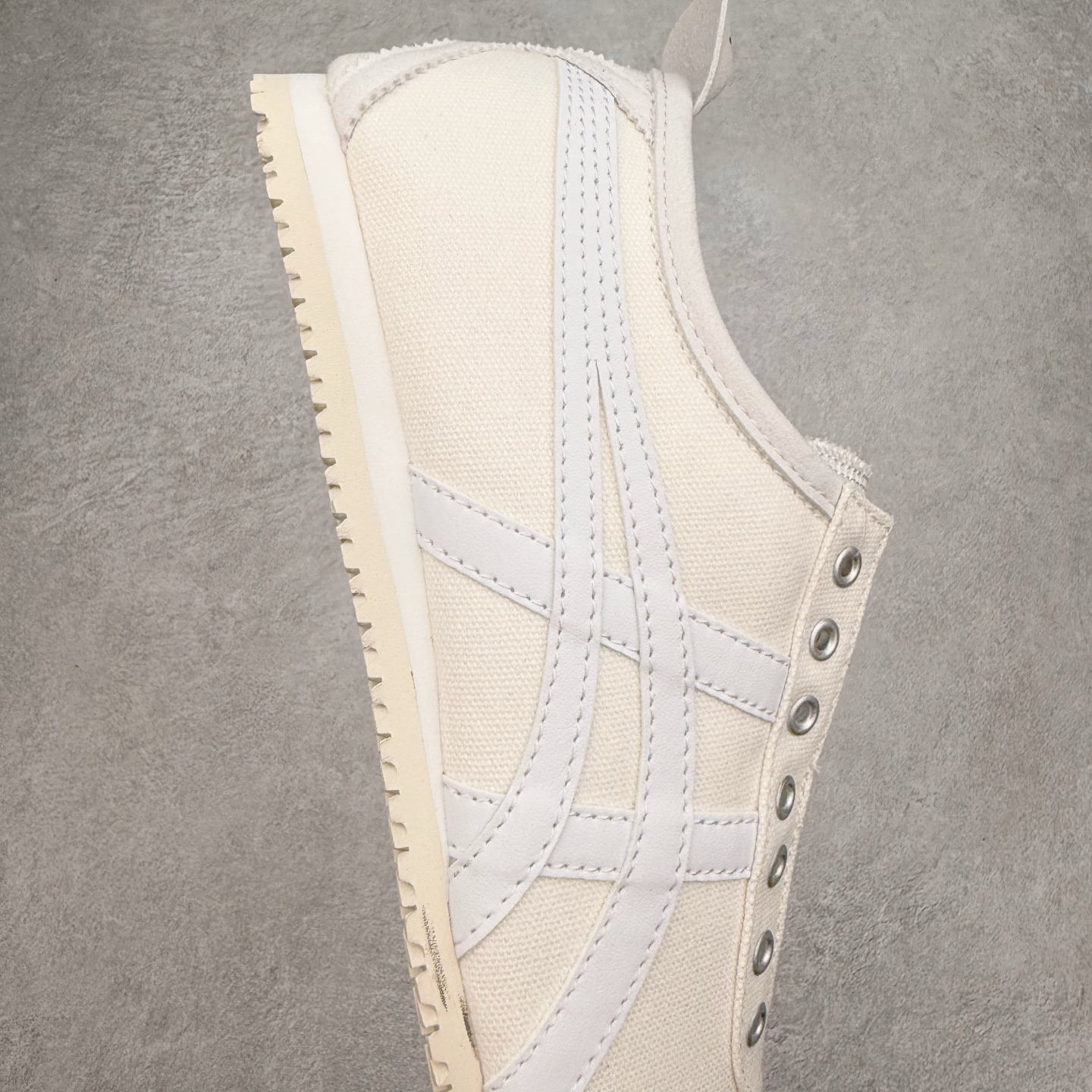 图片[6]-＃C版 Asics Onitsuka Tiger MEXICO 66 亚瑟士鬼冢虎复古经典板鞋 CNY 龙年限定 白红 市场王者选手 海外订单工厂出品 长期生产补货永不断码 超成熟稳定的做工品控 原装全套纸板楦头开发 原汁原味 完美呈现版型 私模正确鞋底咬花纹路 一比一鞋头弧度高度鞋身弧度 绝不口嗨 细节品控鞋型随意秒杀市面 原档咬花纹路私模大底 一个单元有六个三角形 总体形拼接呈现花瓣状 官方四联吊牌 原装Ortholite轻量化鞋垫 原盒原配 质保卡 说明书 钢印防尘纸 纸板中底带钢印 乳胶组合鞋垫 支持全方位的对比专柜 产品从款式颜色造型上体现出追求舒适和细节的完美 鞋类更是推崇手工制作的严谨与完美 融舒适性与可穿性的设计风格 注重细节的完美和别致魅力 既保持稳重 又不失轻松的时尚感 尺码：36 37 37.5 38 39 39.5 40 40.5 41.5 42 42.5 43.5 44 45-选品中心