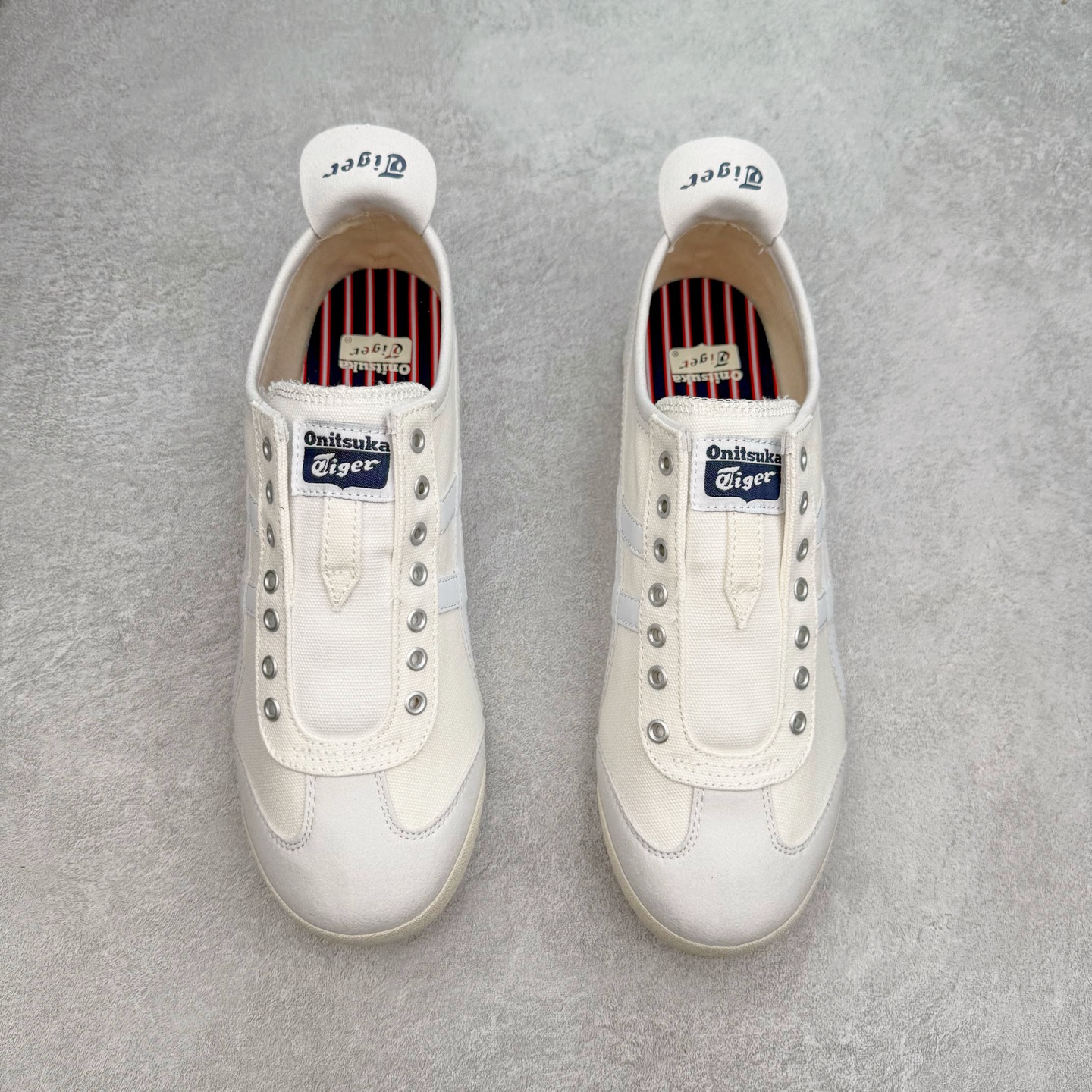 图片[2]-＃C版 Asics Onitsuka Tiger MEXICO 66 亚瑟士鬼冢虎复古经典板鞋 CNY 龙年限定 白红 市场王者选手 海外订单工厂出品 长期生产补货永不断码 超成熟稳定的做工品控 原装全套纸板楦头开发 原汁原味 完美呈现版型 私模正确鞋底咬花纹路 一比一鞋头弧度高度鞋身弧度 绝不口嗨 细节品控鞋型随意秒杀市面 原档咬花纹路私模大底 一个单元有六个三角形 总体形拼接呈现花瓣状 官方四联吊牌 原装Ortholite轻量化鞋垫 原盒原配 质保卡 说明书 钢印防尘纸 纸板中底带钢印 乳胶组合鞋垫 支持全方位的对比专柜 产品从款式颜色造型上体现出追求舒适和细节的完美 鞋类更是推崇手工制作的严谨与完美 融舒适性与可穿性的设计风格 注重细节的完美和别致魅力 既保持稳重 又不失轻松的时尚感 尺码：36 37 37.5 38 39 39.5 40 40.5 41.5 42 42.5 43.5 44 45-选品中心