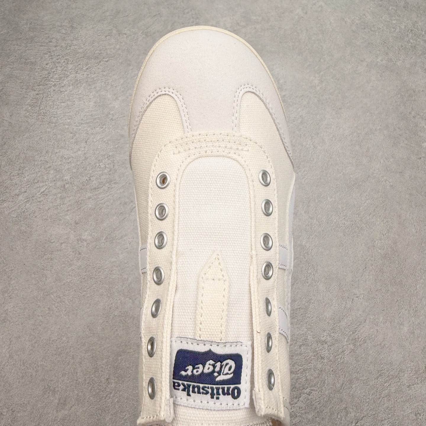 图片[4]-＃C版 Asics Onitsuka Tiger MEXICO 66 亚瑟士鬼冢虎复古经典板鞋 CNY 龙年限定 白红 市场王者选手 海外订单工厂出品 长期生产补货永不断码 超成熟稳定的做工品控 原装全套纸板楦头开发 原汁原味 完美呈现版型 私模正确鞋底咬花纹路 一比一鞋头弧度高度鞋身弧度 绝不口嗨 细节品控鞋型随意秒杀市面 原档咬花纹路私模大底 一个单元有六个三角形 总体形拼接呈现花瓣状 官方四联吊牌 原装Ortholite轻量化鞋垫 原盒原配 质保卡 说明书 钢印防尘纸 纸板中底带钢印 乳胶组合鞋垫 支持全方位的对比专柜 产品从款式颜色造型上体现出追求舒适和细节的完美 鞋类更是推崇手工制作的严谨与完美 融舒适性与可穿性的设计风格 注重细节的完美和别致魅力 既保持稳重 又不失轻松的时尚感 尺码：36 37 37.5 38 39 39.5 40 40.5 41.5 42 42.5 43.5 44 45-选品中心