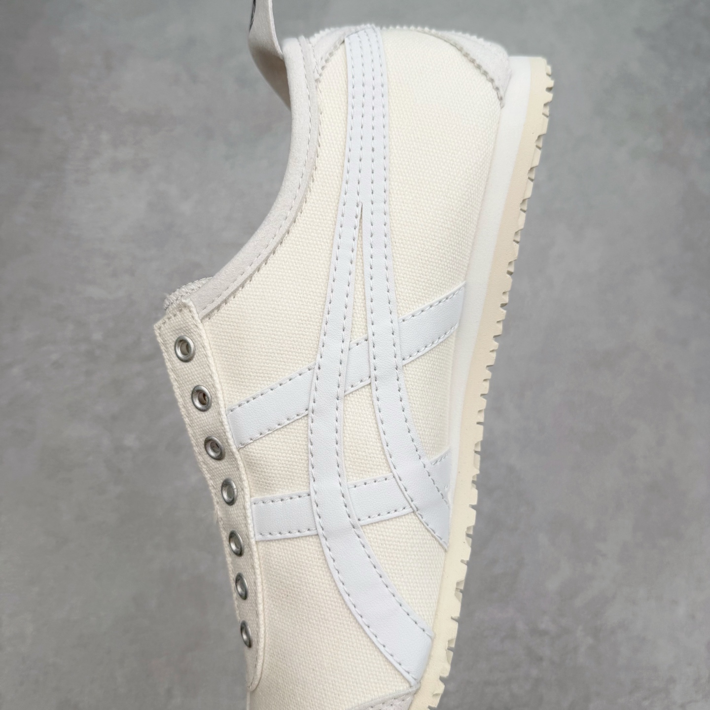 图片[7]-＃C版 Asics Onitsuka Tiger MEXICO 66 亚瑟士鬼冢虎复古经典板鞋 CNY 龙年限定 白红 市场王者选手 海外订单工厂出品 长期生产补货永不断码 超成熟稳定的做工品控 原装全套纸板楦头开发 原汁原味 完美呈现版型 私模正确鞋底咬花纹路 一比一鞋头弧度高度鞋身弧度 绝不口嗨 细节品控鞋型随意秒杀市面 原档咬花纹路私模大底 一个单元有六个三角形 总体形拼接呈现花瓣状 官方四联吊牌 原装Ortholite轻量化鞋垫 原盒原配 质保卡 说明书 钢印防尘纸 纸板中底带钢印 乳胶组合鞋垫 支持全方位的对比专柜 产品从款式颜色造型上体现出追求舒适和细节的完美 鞋类更是推崇手工制作的严谨与完美 融舒适性与可穿性的设计风格 注重细节的完美和别致魅力 既保持稳重 又不失轻松的时尚感 尺码：36 37 37.5 38 39 39.5 40 40.5 41.5 42 42.5 43.5 44 45-选品中心