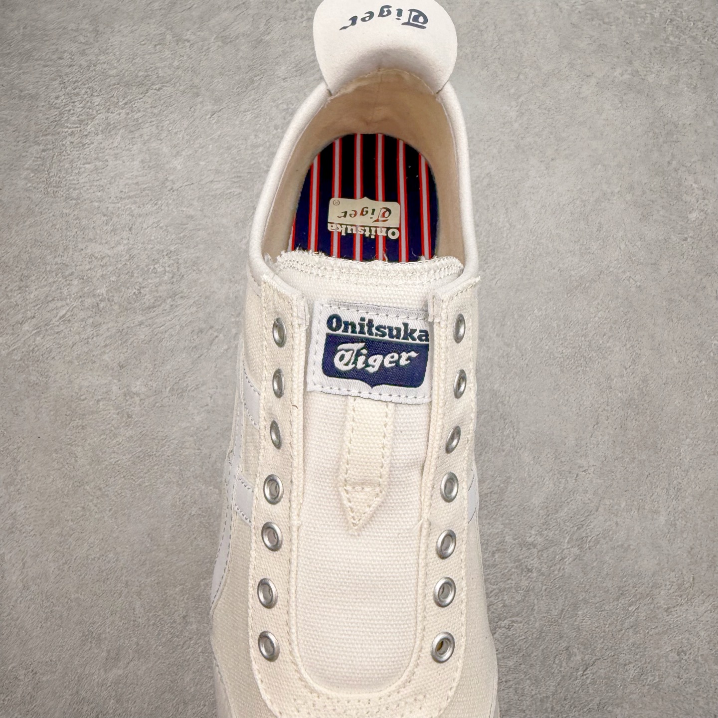 图片[5]-＃C版 Asics Onitsuka Tiger MEXICO 66 亚瑟士鬼冢虎复古经典板鞋 CNY 龙年限定 白红 市场王者选手 海外订单工厂出品 长期生产补货永不断码 超成熟稳定的做工品控 原装全套纸板楦头开发 原汁原味 完美呈现版型 私模正确鞋底咬花纹路 一比一鞋头弧度高度鞋身弧度 绝不口嗨 细节品控鞋型随意秒杀市面 原档咬花纹路私模大底 一个单元有六个三角形 总体形拼接呈现花瓣状 官方四联吊牌 原装Ortholite轻量化鞋垫 原盒原配 质保卡 说明书 钢印防尘纸 纸板中底带钢印 乳胶组合鞋垫 支持全方位的对比专柜 产品从款式颜色造型上体现出追求舒适和细节的完美 鞋类更是推崇手工制作的严谨与完美 融舒适性与可穿性的设计风格 注重细节的完美和别致魅力 既保持稳重 又不失轻松的时尚感 尺码：36 37 37.5 38 39 39.5 40 40.5 41.5 42 42.5 43.5 44 45-选品中心