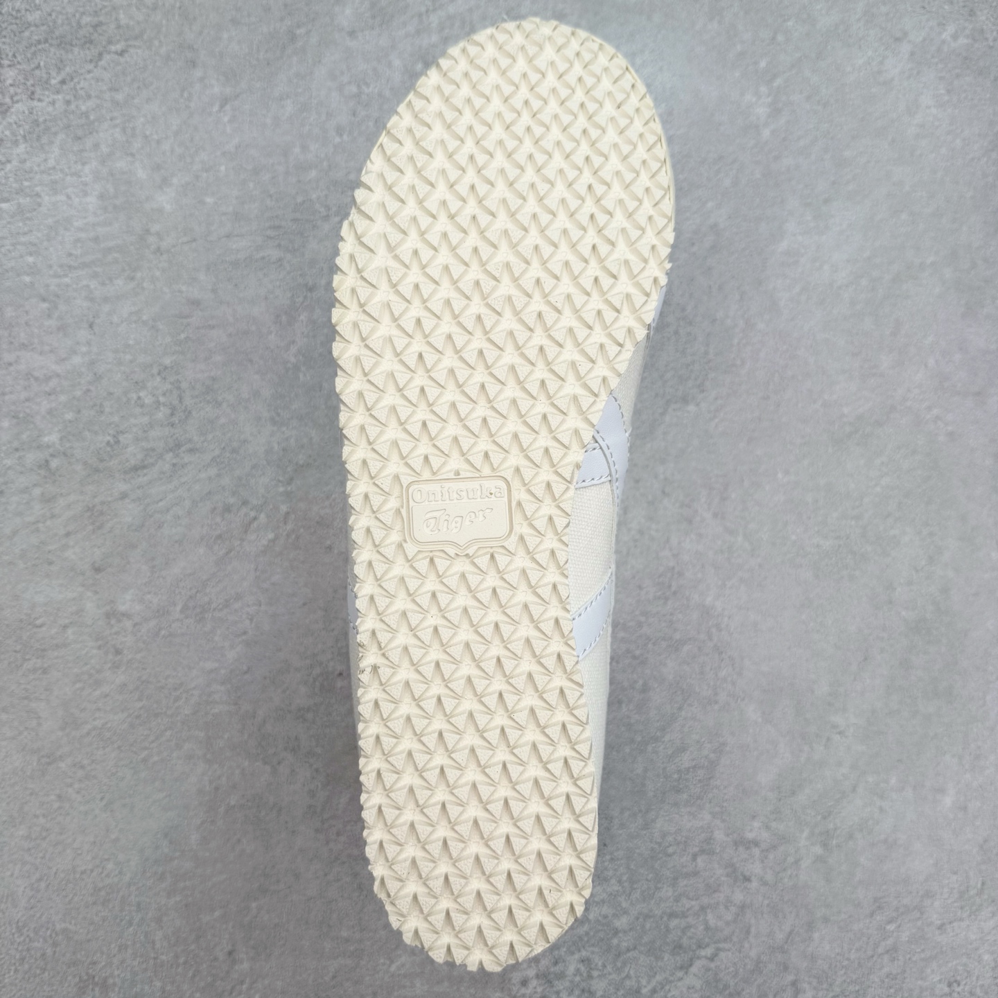 图片[9]-＃C版 Asics Onitsuka Tiger MEXICO 66 亚瑟士鬼冢虎复古经典板鞋 CNY 龙年限定 白红 市场王者选手 海外订单工厂出品 长期生产补货永不断码 超成熟稳定的做工品控 原装全套纸板楦头开发 原汁原味 完美呈现版型 私模正确鞋底咬花纹路 一比一鞋头弧度高度鞋身弧度 绝不口嗨 细节品控鞋型随意秒杀市面 原档咬花纹路私模大底 一个单元有六个三角形 总体形拼接呈现花瓣状 官方四联吊牌 原装Ortholite轻量化鞋垫 原盒原配 质保卡 说明书 钢印防尘纸 纸板中底带钢印 乳胶组合鞋垫 支持全方位的对比专柜 产品从款式颜色造型上体现出追求舒适和细节的完美 鞋类更是推崇手工制作的严谨与完美 融舒适性与可穿性的设计风格 注重细节的完美和别致魅力 既保持稳重 又不失轻松的时尚感 尺码：36 37 37.5 38 39 39.5 40 40.5 41.5 42 42.5 43.5 44 45-选品中心