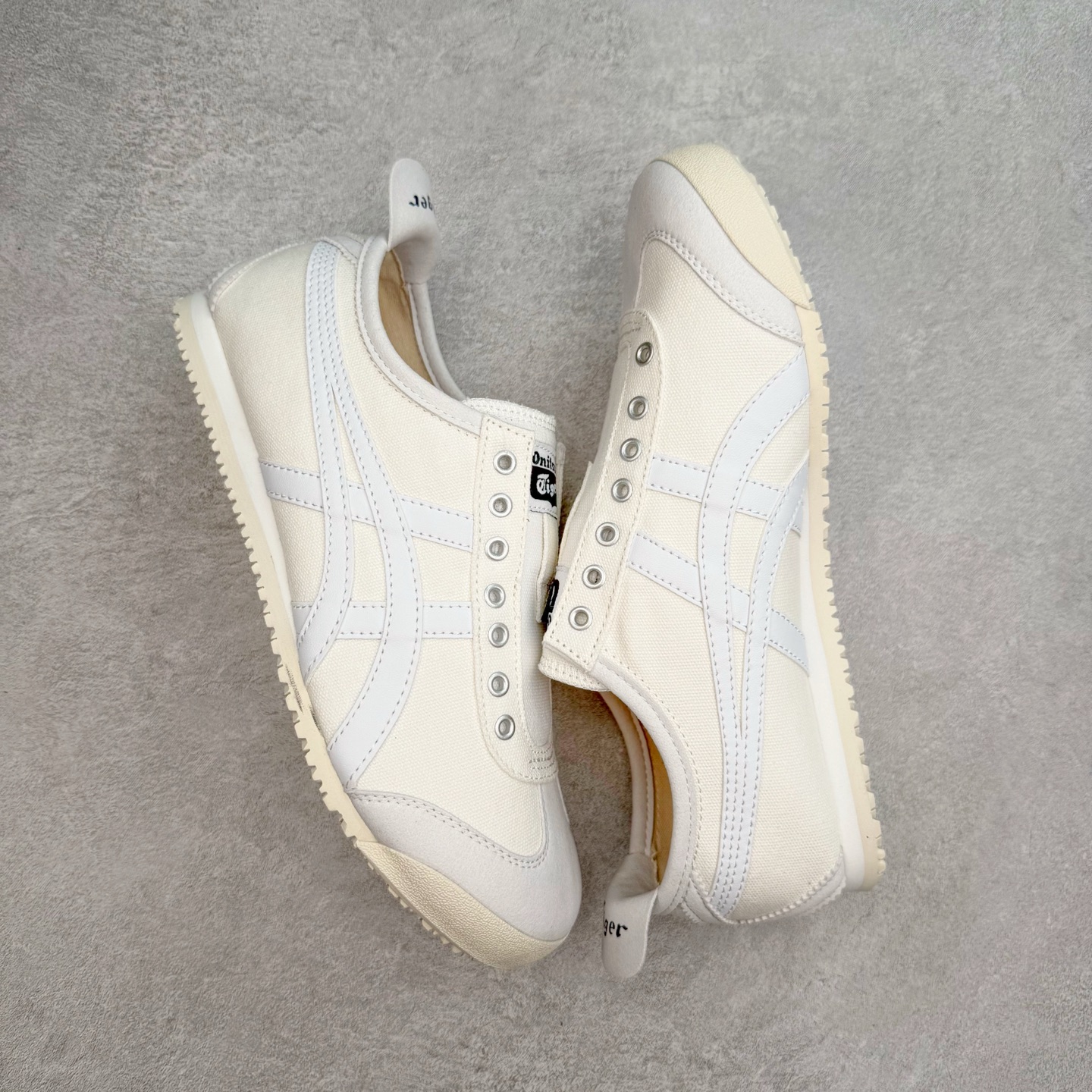 图片[3]-＃C版 Asics Onitsuka Tiger MEXICO 66 亚瑟士鬼冢虎复古经典板鞋 CNY 龙年限定 白红 市场王者选手 海外订单工厂出品 长期生产补货永不断码 超成熟稳定的做工品控 原装全套纸板楦头开发 原汁原味 完美呈现版型 私模正确鞋底咬花纹路 一比一鞋头弧度高度鞋身弧度 绝不口嗨 细节品控鞋型随意秒杀市面 原档咬花纹路私模大底 一个单元有六个三角形 总体形拼接呈现花瓣状 官方四联吊牌 原装Ortholite轻量化鞋垫 原盒原配 质保卡 说明书 钢印防尘纸 纸板中底带钢印 乳胶组合鞋垫 支持全方位的对比专柜 产品从款式颜色造型上体现出追求舒适和细节的完美 鞋类更是推崇手工制作的严谨与完美 融舒适性与可穿性的设计风格 注重细节的完美和别致魅力 既保持稳重 又不失轻松的时尚感 尺码：36 37 37.5 38 39 39.5 40 40.5 41.5 42 42.5 43.5 44 45-选品中心