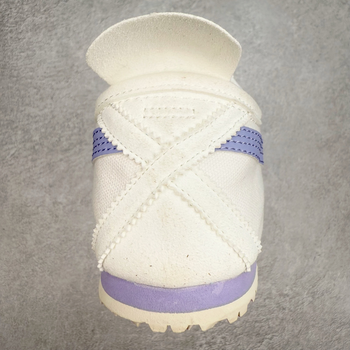 图片[8]-＃C版 Asics Onitsuka Tiger MEXICO 66 亚瑟士鬼冢虎复古经典板鞋 CNY 龙年限定 白红 市场王者选手 海外订单工厂出品 长期生产补货永不断码 超成熟稳定的做工品控 原装全套纸板楦头开发 原汁原味 完美呈现版型 私模正确鞋底咬花纹路 一比一鞋头弧度高度鞋身弧度 绝不口嗨 细节品控鞋型随意秒杀市面 原档咬花纹路私模大底 一个单元有六个三角形 总体形拼接呈现花瓣状 官方四联吊牌 原装Ortholite轻量化鞋垫 原盒原配 质保卡 说明书 钢印防尘纸 纸板中底带钢印 乳胶组合鞋垫 支持全方位的对比专柜 产品从款式颜色造型上体现出追求舒适和细节的完美 鞋类更是推崇手工制作的严谨与完美 融舒适性与可穿性的设计风格 注重细节的完美和别致魅力 既保持稳重 又不失轻松的时尚感 尺码：36 37 37.5 38 39 39.5 40 40.5 41.5 42 42.5 43.5 44 45-选品中心