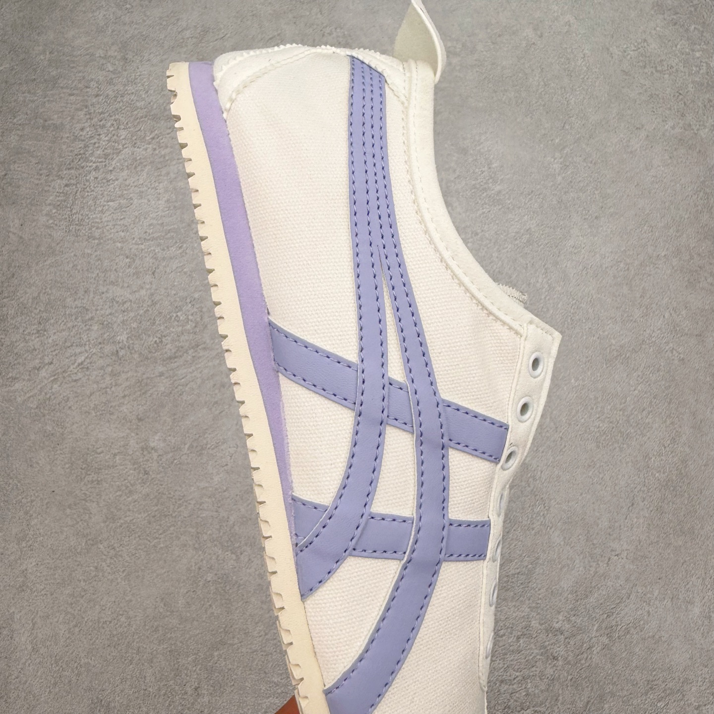 图片[6]-＃C版 Asics Onitsuka Tiger MEXICO 66 亚瑟士鬼冢虎复古经典板鞋 CNY 龙年限定 白红 市场王者选手 海外订单工厂出品 长期生产补货永不断码 超成熟稳定的做工品控 原装全套纸板楦头开发 原汁原味 完美呈现版型 私模正确鞋底咬花纹路 一比一鞋头弧度高度鞋身弧度 绝不口嗨 细节品控鞋型随意秒杀市面 原档咬花纹路私模大底 一个单元有六个三角形 总体形拼接呈现花瓣状 官方四联吊牌 原装Ortholite轻量化鞋垫 原盒原配 质保卡 说明书 钢印防尘纸 纸板中底带钢印 乳胶组合鞋垫 支持全方位的对比专柜 产品从款式颜色造型上体现出追求舒适和细节的完美 鞋类更是推崇手工制作的严谨与完美 融舒适性与可穿性的设计风格 注重细节的完美和别致魅力 既保持稳重 又不失轻松的时尚感 尺码：36 37 37.5 38 39 39.5 40 40.5 41.5 42 42.5 43.5 44 45-选品中心