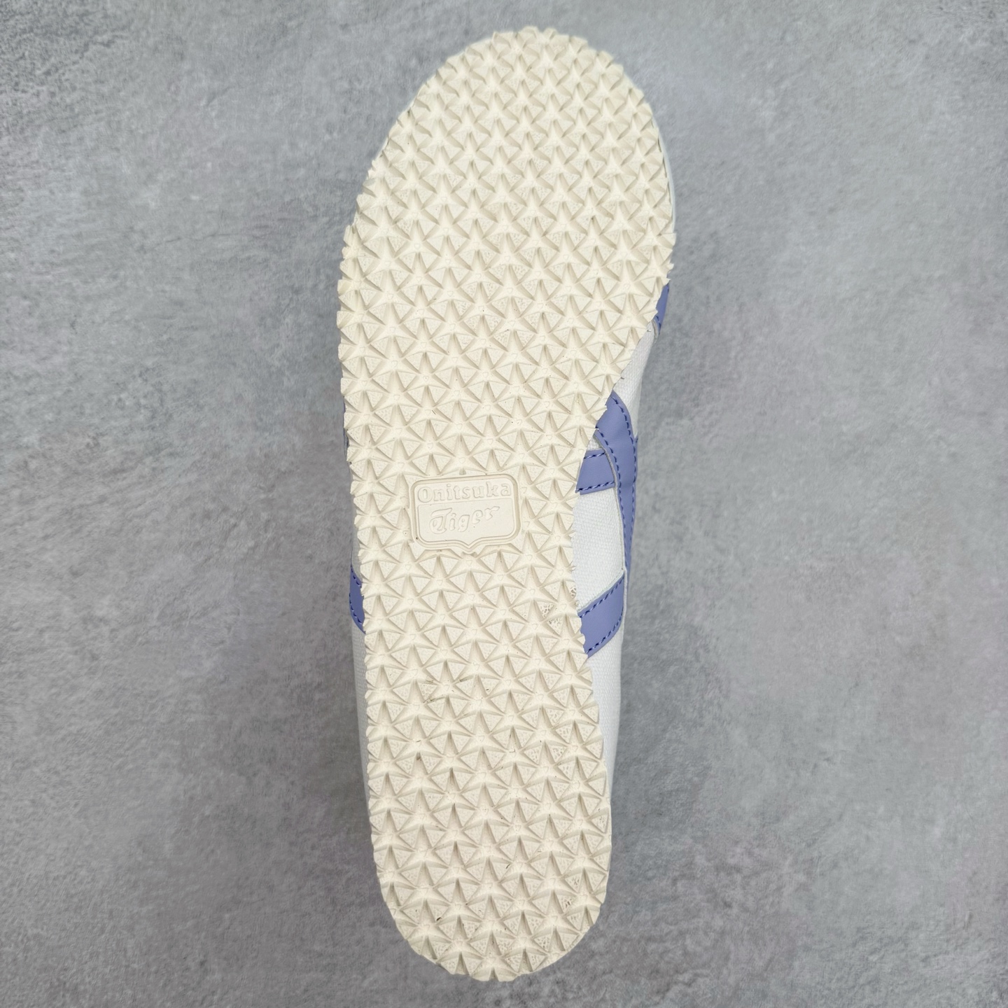 图片[9]-＃C版 Asics Onitsuka Tiger MEXICO 66 亚瑟士鬼冢虎复古经典板鞋 CNY 龙年限定 白红 市场王者选手 海外订单工厂出品 长期生产补货永不断码 超成熟稳定的做工品控 原装全套纸板楦头开发 原汁原味 完美呈现版型 私模正确鞋底咬花纹路 一比一鞋头弧度高度鞋身弧度 绝不口嗨 细节品控鞋型随意秒杀市面 原档咬花纹路私模大底 一个单元有六个三角形 总体形拼接呈现花瓣状 官方四联吊牌 原装Ortholite轻量化鞋垫 原盒原配 质保卡 说明书 钢印防尘纸 纸板中底带钢印 乳胶组合鞋垫 支持全方位的对比专柜 产品从款式颜色造型上体现出追求舒适和细节的完美 鞋类更是推崇手工制作的严谨与完美 融舒适性与可穿性的设计风格 注重细节的完美和别致魅力 既保持稳重 又不失轻松的时尚感 尺码：36 37 37.5 38 39 39.5 40 40.5 41.5 42 42.5 43.5 44 45-选品中心