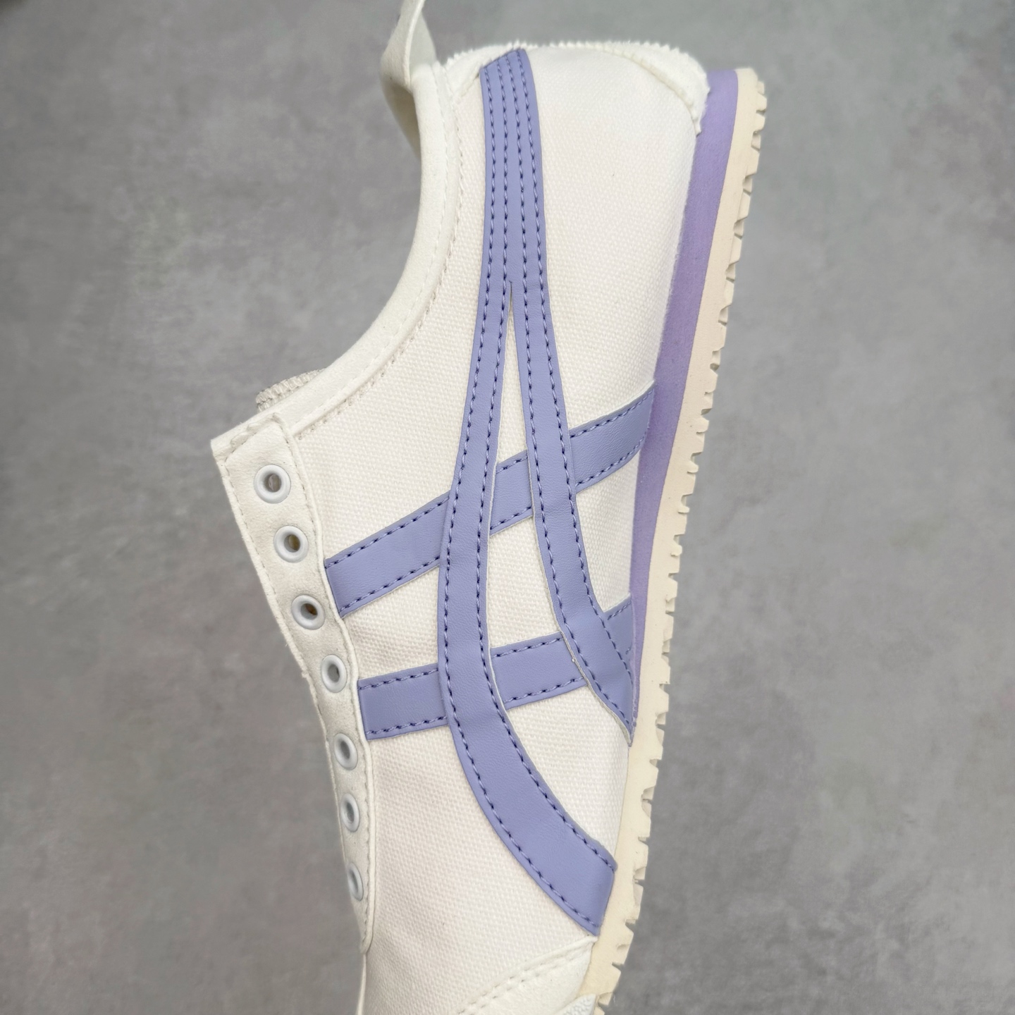 图片[7]-＃C版 Asics Onitsuka Tiger MEXICO 66 亚瑟士鬼冢虎复古经典板鞋 CNY 龙年限定 白红 市场王者选手 海外订单工厂出品 长期生产补货永不断码 超成熟稳定的做工品控 原装全套纸板楦头开发 原汁原味 完美呈现版型 私模正确鞋底咬花纹路 一比一鞋头弧度高度鞋身弧度 绝不口嗨 细节品控鞋型随意秒杀市面 原档咬花纹路私模大底 一个单元有六个三角形 总体形拼接呈现花瓣状 官方四联吊牌 原装Ortholite轻量化鞋垫 原盒原配 质保卡 说明书 钢印防尘纸 纸板中底带钢印 乳胶组合鞋垫 支持全方位的对比专柜 产品从款式颜色造型上体现出追求舒适和细节的完美 鞋类更是推崇手工制作的严谨与完美 融舒适性与可穿性的设计风格 注重细节的完美和别致魅力 既保持稳重 又不失轻松的时尚感 尺码：36 37 37.5 38 39 39.5 40 40.5 41.5 42 42.5 43.5 44 45-选品中心