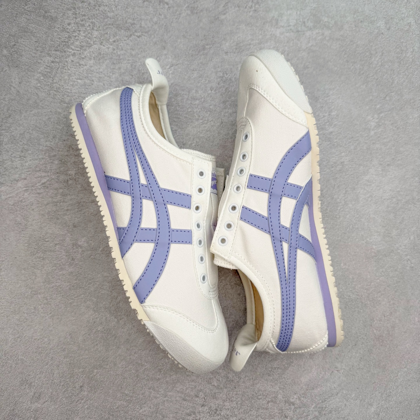 图片[3]-＃C版 Asics Onitsuka Tiger MEXICO 66 亚瑟士鬼冢虎复古经典板鞋 CNY 龙年限定 白红 市场王者选手 海外订单工厂出品 长期生产补货永不断码 超成熟稳定的做工品控 原装全套纸板楦头开发 原汁原味 完美呈现版型 私模正确鞋底咬花纹路 一比一鞋头弧度高度鞋身弧度 绝不口嗨 细节品控鞋型随意秒杀市面 原档咬花纹路私模大底 一个单元有六个三角形 总体形拼接呈现花瓣状 官方四联吊牌 原装Ortholite轻量化鞋垫 原盒原配 质保卡 说明书 钢印防尘纸 纸板中底带钢印 乳胶组合鞋垫 支持全方位的对比专柜 产品从款式颜色造型上体现出追求舒适和细节的完美 鞋类更是推崇手工制作的严谨与完美 融舒适性与可穿性的设计风格 注重细节的完美和别致魅力 既保持稳重 又不失轻松的时尚感 尺码：36 37 37.5 38 39 39.5 40 40.5 41.5 42 42.5 43.5 44 45-选品中心