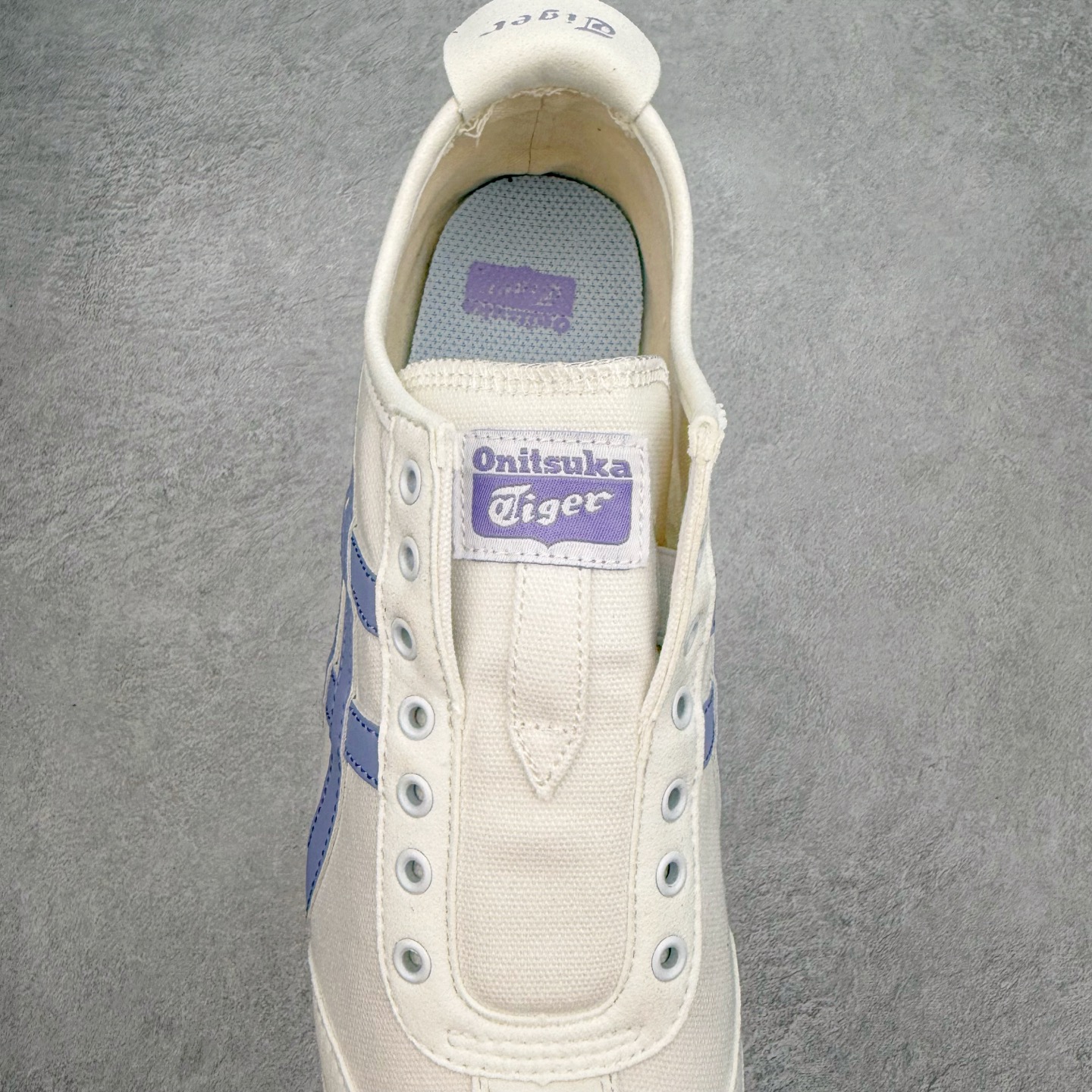 图片[5]-＃C版 Asics Onitsuka Tiger MEXICO 66 亚瑟士鬼冢虎复古经典板鞋 CNY 龙年限定 白红 市场王者选手 海外订单工厂出品 长期生产补货永不断码 超成熟稳定的做工品控 原装全套纸板楦头开发 原汁原味 完美呈现版型 私模正确鞋底咬花纹路 一比一鞋头弧度高度鞋身弧度 绝不口嗨 细节品控鞋型随意秒杀市面 原档咬花纹路私模大底 一个单元有六个三角形 总体形拼接呈现花瓣状 官方四联吊牌 原装Ortholite轻量化鞋垫 原盒原配 质保卡 说明书 钢印防尘纸 纸板中底带钢印 乳胶组合鞋垫 支持全方位的对比专柜 产品从款式颜色造型上体现出追求舒适和细节的完美 鞋类更是推崇手工制作的严谨与完美 融舒适性与可穿性的设计风格 注重细节的完美和别致魅力 既保持稳重 又不失轻松的时尚感 尺码：36 37 37.5 38 39 39.5 40 40.5 41.5 42 42.5 43.5 44 45-选品中心