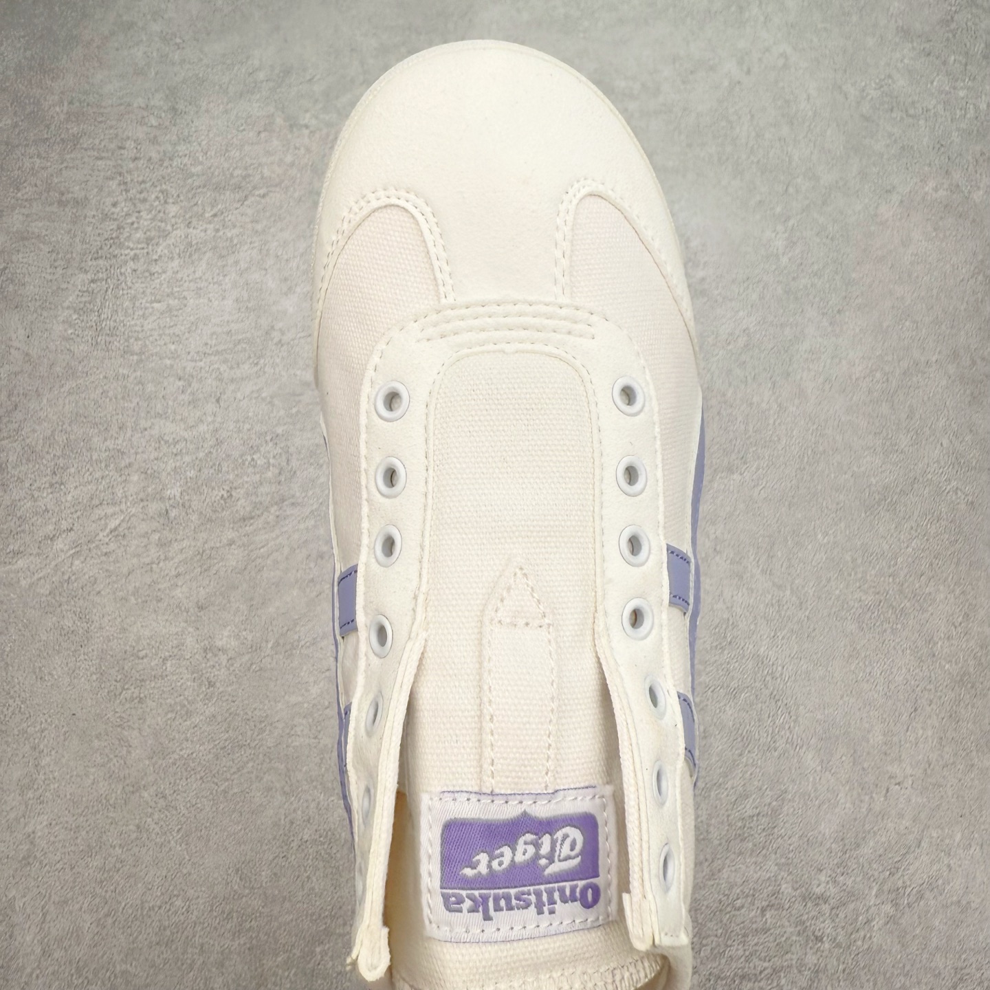 图片[4]-＃C版 Asics Onitsuka Tiger MEXICO 66 亚瑟士鬼冢虎复古经典板鞋 CNY 龙年限定 白红 市场王者选手 海外订单工厂出品 长期生产补货永不断码 超成熟稳定的做工品控 原装全套纸板楦头开发 原汁原味 完美呈现版型 私模正确鞋底咬花纹路 一比一鞋头弧度高度鞋身弧度 绝不口嗨 细节品控鞋型随意秒杀市面 原档咬花纹路私模大底 一个单元有六个三角形 总体形拼接呈现花瓣状 官方四联吊牌 原装Ortholite轻量化鞋垫 原盒原配 质保卡 说明书 钢印防尘纸 纸板中底带钢印 乳胶组合鞋垫 支持全方位的对比专柜 产品从款式颜色造型上体现出追求舒适和细节的完美 鞋类更是推崇手工制作的严谨与完美 融舒适性与可穿性的设计风格 注重细节的完美和别致魅力 既保持稳重 又不失轻松的时尚感 尺码：36 37 37.5 38 39 39.5 40 40.5 41.5 42 42.5 43.5 44 45-选品中心