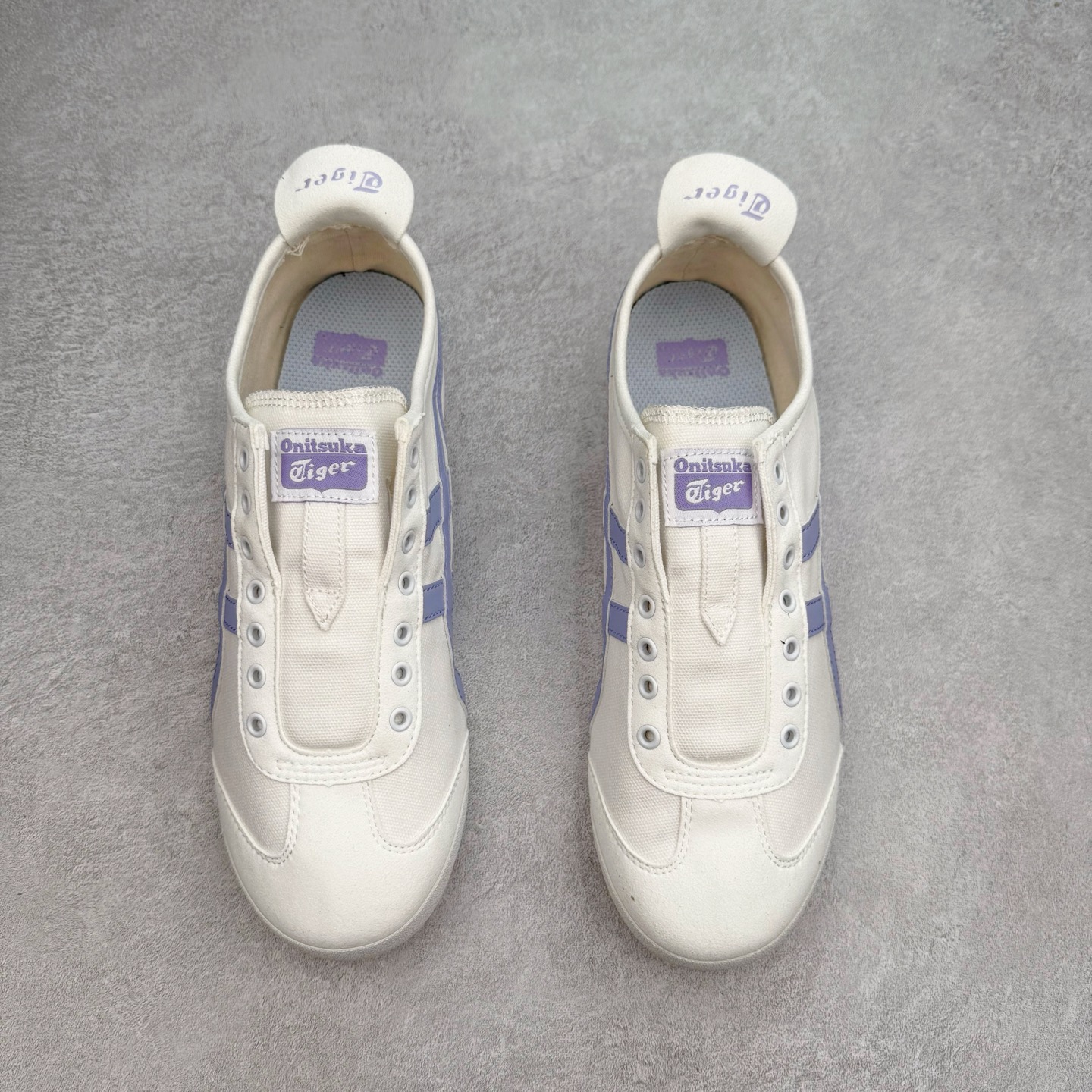 图片[2]-＃C版 Asics Onitsuka Tiger MEXICO 66 亚瑟士鬼冢虎复古经典板鞋 CNY 龙年限定 白红 市场王者选手 海外订单工厂出品 长期生产补货永不断码 超成熟稳定的做工品控 原装全套纸板楦头开发 原汁原味 完美呈现版型 私模正确鞋底咬花纹路 一比一鞋头弧度高度鞋身弧度 绝不口嗨 细节品控鞋型随意秒杀市面 原档咬花纹路私模大底 一个单元有六个三角形 总体形拼接呈现花瓣状 官方四联吊牌 原装Ortholite轻量化鞋垫 原盒原配 质保卡 说明书 钢印防尘纸 纸板中底带钢印 乳胶组合鞋垫 支持全方位的对比专柜 产品从款式颜色造型上体现出追求舒适和细节的完美 鞋类更是推崇手工制作的严谨与完美 融舒适性与可穿性的设计风格 注重细节的完美和别致魅力 既保持稳重 又不失轻松的时尚感 尺码：36 37 37.5 38 39 39.5 40 40.5 41.5 42 42.5 43.5 44 45-选品中心