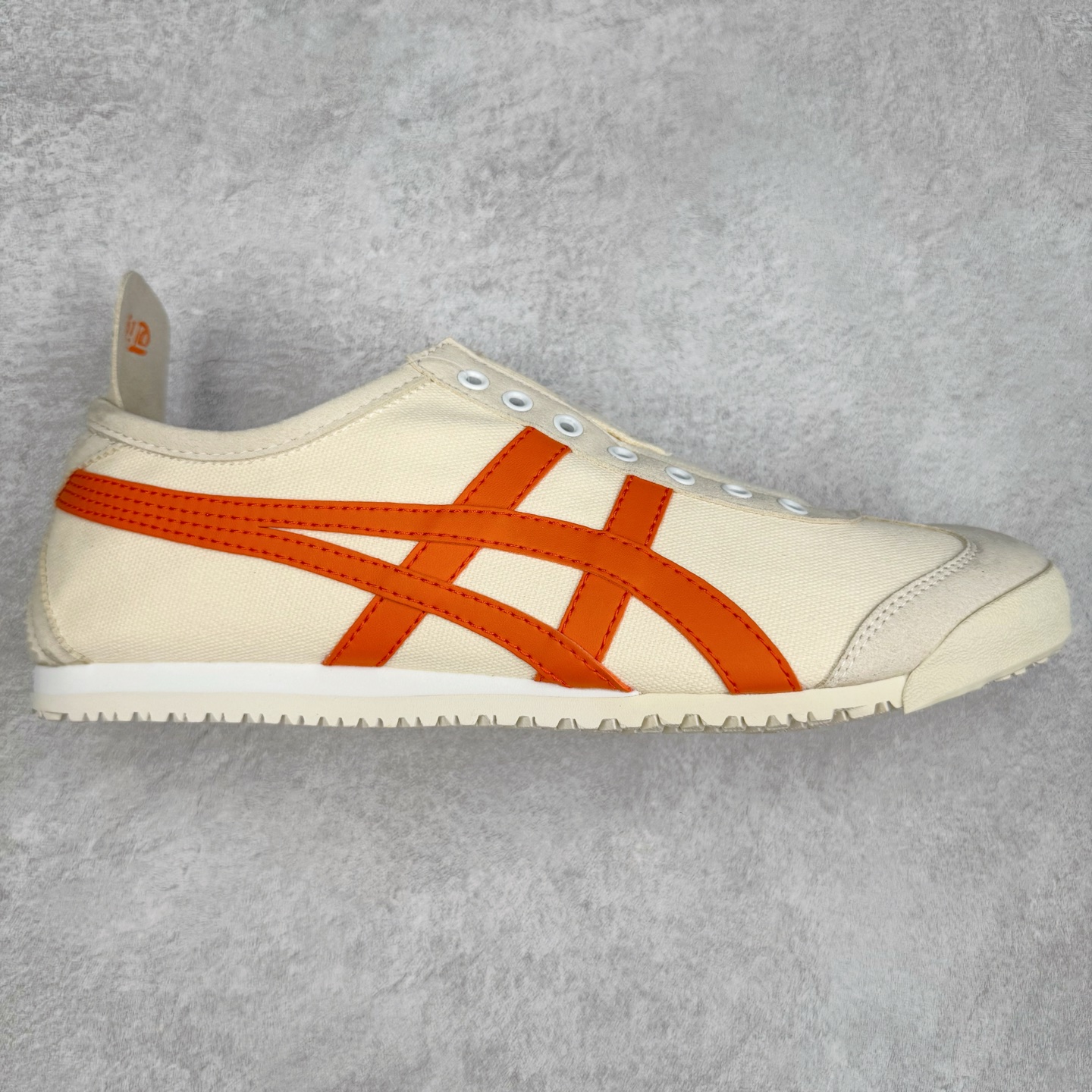 图片[2]-＃C版 Asics Onitsuka Tiger MEXICO 66 亚瑟士鬼冢虎复古经典板鞋 CNY 龙年限定 白红 市场王者选手 海外订单工厂出品 长期生产补货永不断码 超成熟稳定的做工品控 原装全套纸板楦头开发 原汁原味 完美呈现版型 私模正确鞋底咬花纹路 一比一鞋头弧度高度鞋身弧度 绝不口嗨 细节品控鞋型随意秒杀市面 原档咬花纹路私模大底 一个单元有六个三角形 总体形拼接呈现花瓣状 官方四联吊牌 原装Ortholite轻量化鞋垫 原盒原配 质保卡 说明书 钢印防尘纸 纸板中底带钢印 乳胶组合鞋垫 支持全方位的对比专柜 产品从款式颜色造型上体现出追求舒适和细节的完美 鞋类更是推崇手工制作的严谨与完美 融舒适性与可穿性的设计风格 注重细节的完美和别致魅力 既保持稳重 又不失轻松的时尚感 尺码：36 37 37.5 38 39 39.5 40 40.5 41.5 42 42.5 43.5 44 45-选品中心
