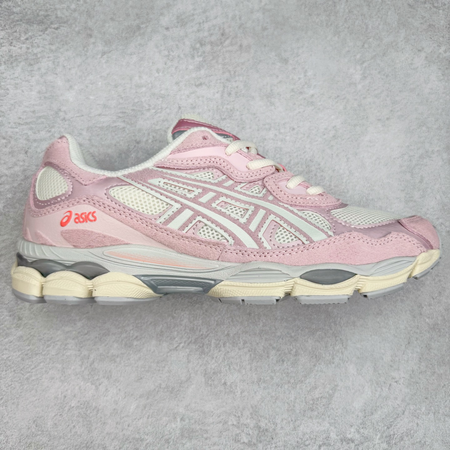 Asics GEL-NYC 亚瑟士防滑耐磨透气低帮运动休闲鞋 GEL-NYC™ 运动鞋的灵感源自传统和现代高性能跑步风格 其鞋面结构参考了 2000 年代初的 GEL-NIMBUS™ 3 鞋 并将其与 MC-PLUS V 设计中的各种装饰融为一体 该工装通过使用 GEL-CUMULUS® 16 鞋的工装系统来对比鞋面的复古风格 通过轻质泡沫和 GEL® 技术嵌入物的结合 这种中底结构有助于创造先进的脚底舒适度 尺码：36 37 37.5 38 39 40.5 41.5 42 42.5 43.5 44 45-选品中心