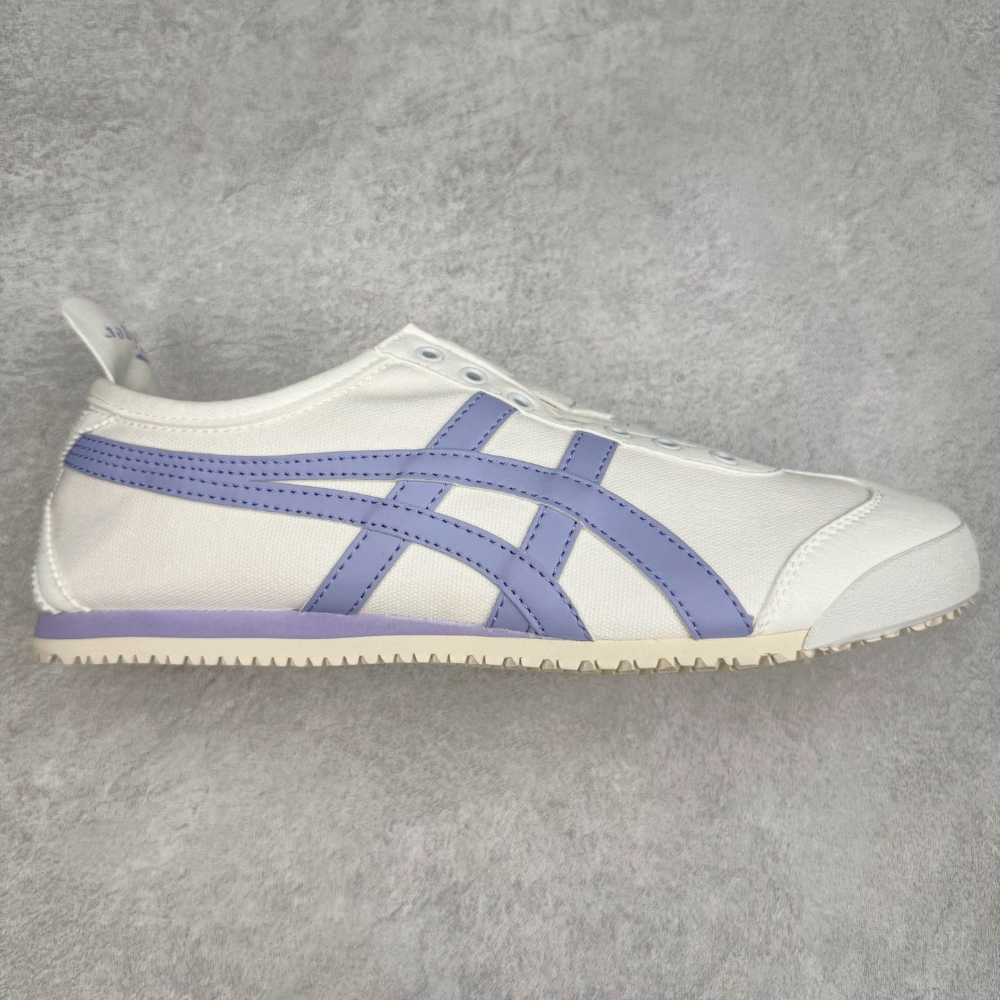 图片[9]-＃C版 Asics Onitsuka Tiger MEXICO 66 亚瑟士鬼冢虎复古经典板鞋 CNY 龙年限定 白红 市场王者选手 海外订单工厂出品 长期生产补货永不断码 超成熟稳定的做工品控 原装全套纸板楦头开发 原汁原味 完美呈现版型 私模正确鞋底咬花纹路 一比一鞋头弧度高度鞋身弧度 绝不口嗨 细节品控鞋型随意秒杀市面 原档咬花纹路私模大底 一个单元有六个三角形 总体形拼接呈现花瓣状 官方四联吊牌 原装Ortholite轻量化鞋垫 原盒原配 质保卡 说明书 钢印防尘纸 纸板中底带钢印 乳胶组合鞋垫 支持全方位的对比专柜 产品从款式颜色造型上体现出追求舒适和细节的完美 鞋类更是推崇手工制作的严谨与完美 融舒适性与可穿性的设计风格 注重细节的完美和别致魅力 既保持稳重 又不失轻松的时尚感 尺码：36 37 37.5 38 39 39.5 40 40.5 41.5 42 42.5 43.5 44 45-选品中心