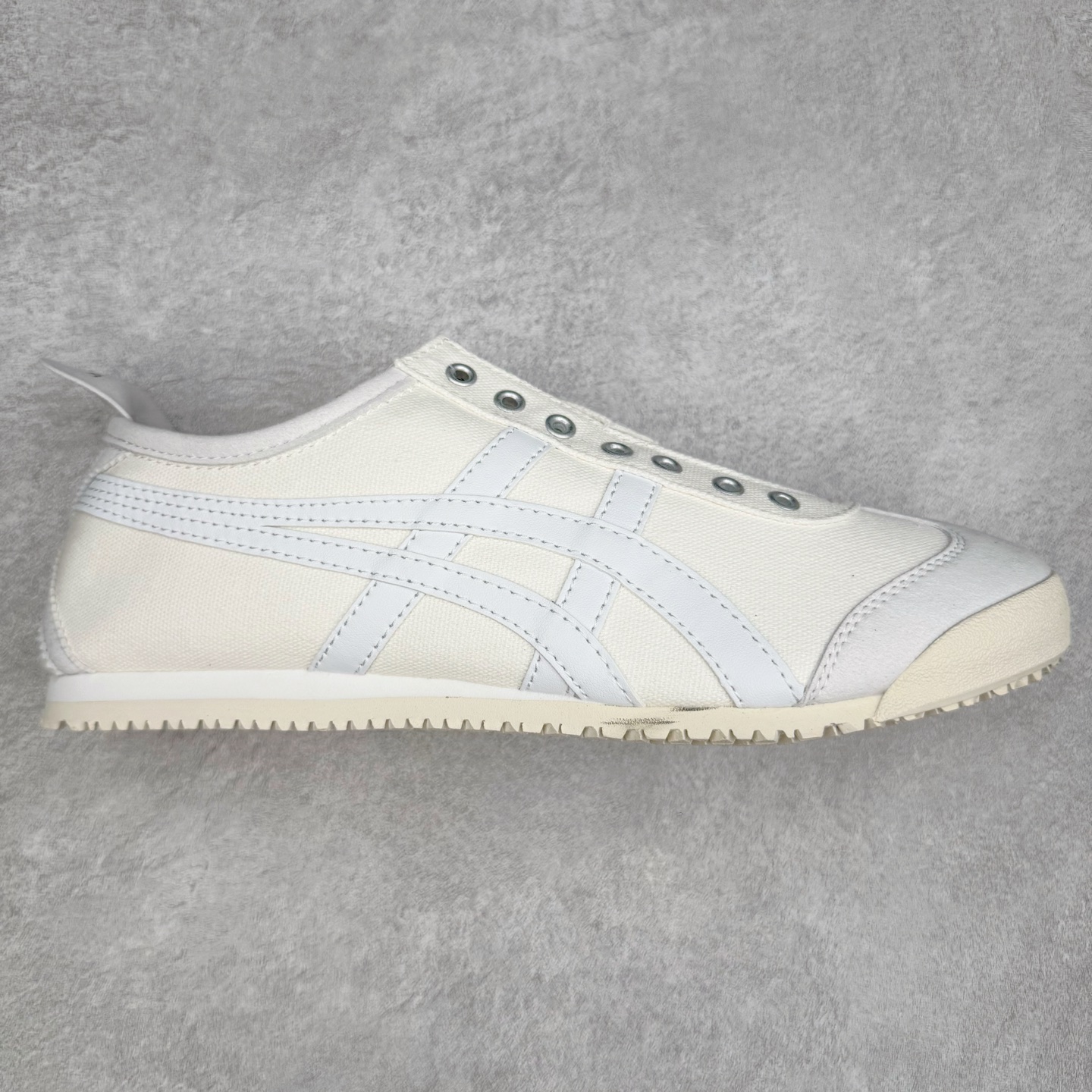 图片[3]-＃C版 Asics Onitsuka Tiger MEXICO 66 亚瑟士鬼冢虎复古经典板鞋 CNY 龙年限定 白红 市场王者选手 海外订单工厂出品 长期生产补货永不断码 超成熟稳定的做工品控 原装全套纸板楦头开发 原汁原味 完美呈现版型 私模正确鞋底咬花纹路 一比一鞋头弧度高度鞋身弧度 绝不口嗨 细节品控鞋型随意秒杀市面 原档咬花纹路私模大底 一个单元有六个三角形 总体形拼接呈现花瓣状 官方四联吊牌 原装Ortholite轻量化鞋垫 原盒原配 质保卡 说明书 钢印防尘纸 纸板中底带钢印 乳胶组合鞋垫 支持全方位的对比专柜 产品从款式颜色造型上体现出追求舒适和细节的完美 鞋类更是推崇手工制作的严谨与完美 融舒适性与可穿性的设计风格 注重细节的完美和别致魅力 既保持稳重 又不失轻松的时尚感 尺码：36 37 37.5 38 39 39.5 40 40.5 41.5 42 42.5 43.5 44 45-选品中心