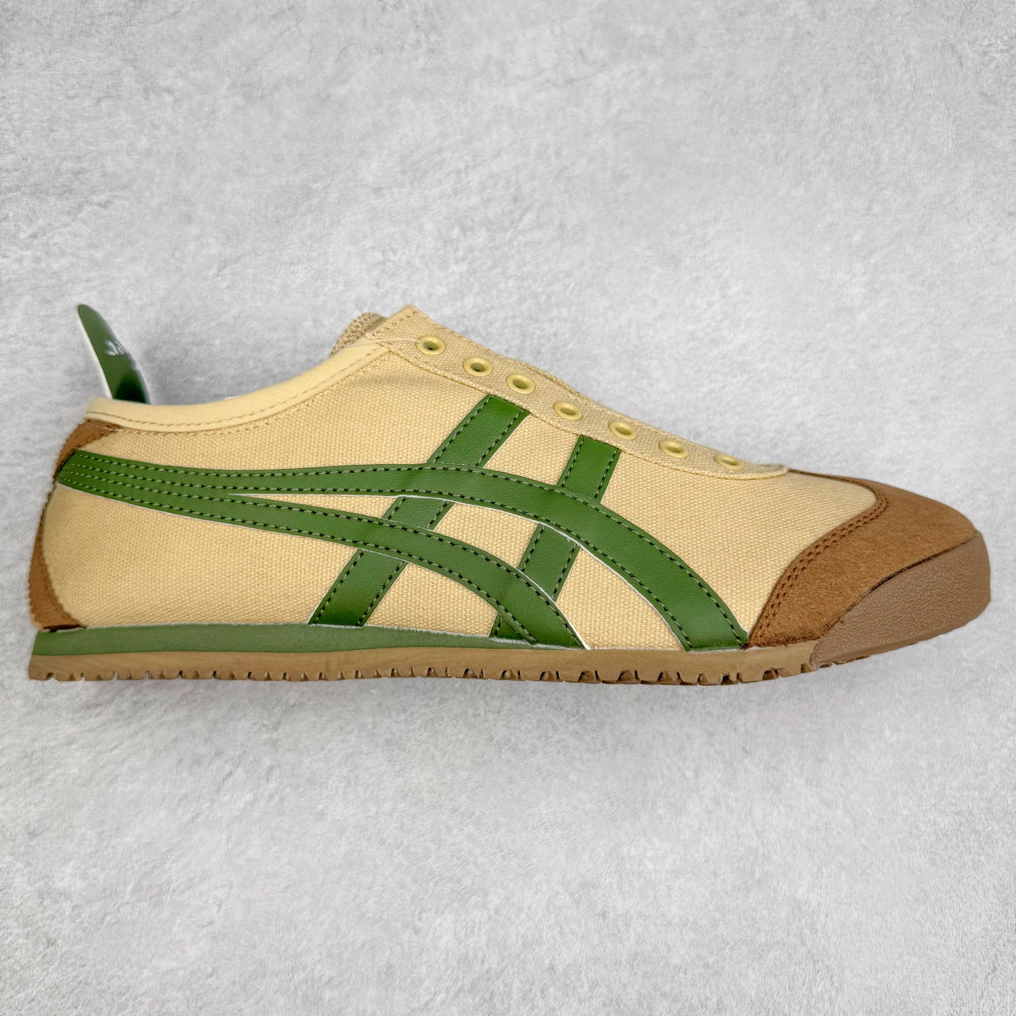 图片[9]-＃C版 Asics Onitsuka Tiger MEXICO 66 亚瑟士鬼冢虎复古经典板鞋 CNY 龙年限定 白红 市场王者选手 海外订单工厂出品 长期生产补货永不断码 超成熟稳定的做工品控 原装全套纸板楦头开发 原汁原味 完美呈现版型 私模正确鞋底咬花纹路 一比一鞋头弧度高度鞋身弧度 绝不口嗨 细节品控鞋型随意秒杀市面 原档咬花纹路私模大底 一个单元有六个三角形 总体形拼接呈现花瓣状 官方四联吊牌 原装Ortholite轻量化鞋垫 原盒原配 质保卡 说明书 钢印防尘纸 纸板中底带钢印 乳胶组合鞋垫 支持全方位的对比专柜 产品从款式颜色造型上体现出追求舒适和细节的完美 鞋类更是推崇手工制作的严谨与完美 融舒适性与可穿性的设计风格 注重细节的完美和别致魅力 既保持稳重 又不失轻松的时尚感 尺码：36 37 37.5 38 39 39.5 40 40.5 41.5 42 42.5 43.5 44 45-选品中心