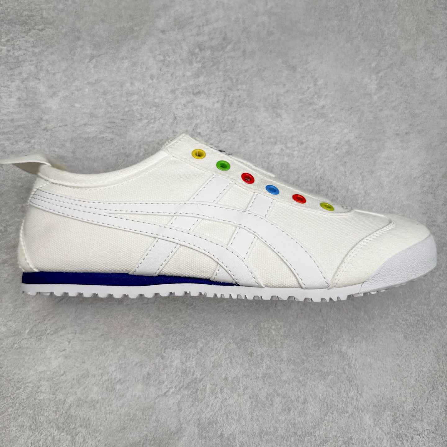 图片[6]-＃C版 Asics Onitsuka Tiger MEXICO 66 亚瑟士鬼冢虎复古经典板鞋 CNY 龙年限定 白红 市场王者选手 海外订单工厂出品 长期生产补货永不断码 超成熟稳定的做工品控 原装全套纸板楦头开发 原汁原味 完美呈现版型 私模正确鞋底咬花纹路 一比一鞋头弧度高度鞋身弧度 绝不口嗨 细节品控鞋型随意秒杀市面 原档咬花纹路私模大底 一个单元有六个三角形 总体形拼接呈现花瓣状 官方四联吊牌 原装Ortholite轻量化鞋垫 原盒原配 质保卡 说明书 钢印防尘纸 纸板中底带钢印 乳胶组合鞋垫 支持全方位的对比专柜 产品从款式颜色造型上体现出追求舒适和细节的完美 鞋类更是推崇手工制作的严谨与完美 融舒适性与可穿性的设计风格 注重细节的完美和别致魅力 既保持稳重 又不失轻松的时尚感 尺码：36 37 37.5 38 39 39.5 40 40.5 41.5 42 42.5 43.5 44 45-选品中心