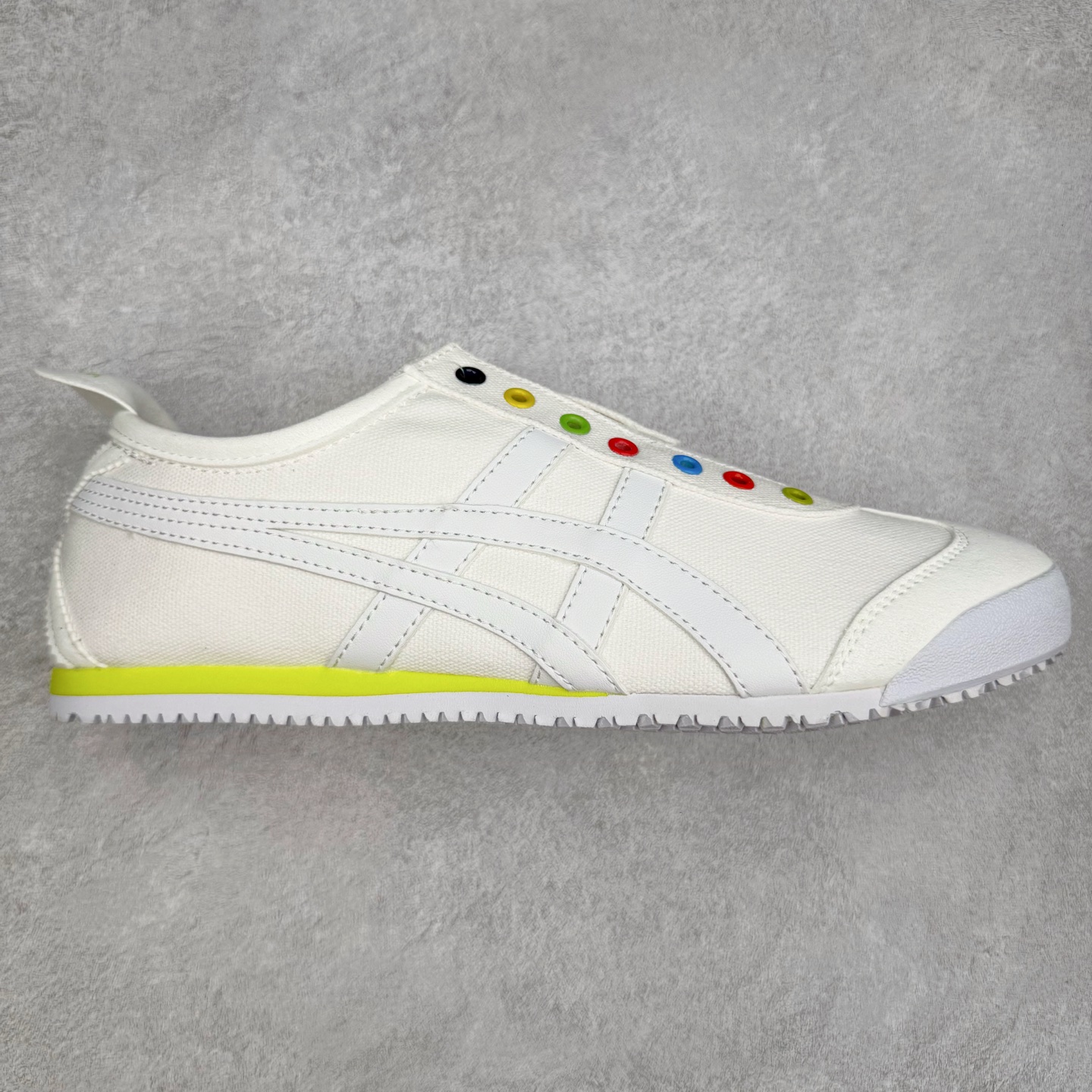 图片[6]-＃C版 Asics Onitsuka Tiger MEXICO 66 亚瑟士鬼冢虎复古经典板鞋 CNY 龙年限定 白红 市场王者选手 海外订单工厂出品 长期生产补货永不断码 超成熟稳定的做工品控 原装全套纸板楦头开发 原汁原味 完美呈现版型 私模正确鞋底咬花纹路 一比一鞋头弧度高度鞋身弧度 绝不口嗨 细节品控鞋型随意秒杀市面 原档咬花纹路私模大底 一个单元有六个三角形 总体形拼接呈现花瓣状 官方四联吊牌 原装Ortholite轻量化鞋垫 原盒原配 质保卡 说明书 钢印防尘纸 纸板中底带钢印 乳胶组合鞋垫 支持全方位的对比专柜 产品从款式颜色造型上体现出追求舒适和细节的完美 鞋类更是推崇手工制作的严谨与完美 融舒适性与可穿性的设计风格 注重细节的完美和别致魅力 既保持稳重 又不失轻松的时尚感 尺码：36 37 37.5 38 39 39.5 40 40.5 41.5 42 42.5 43.5 44 45-选品中心